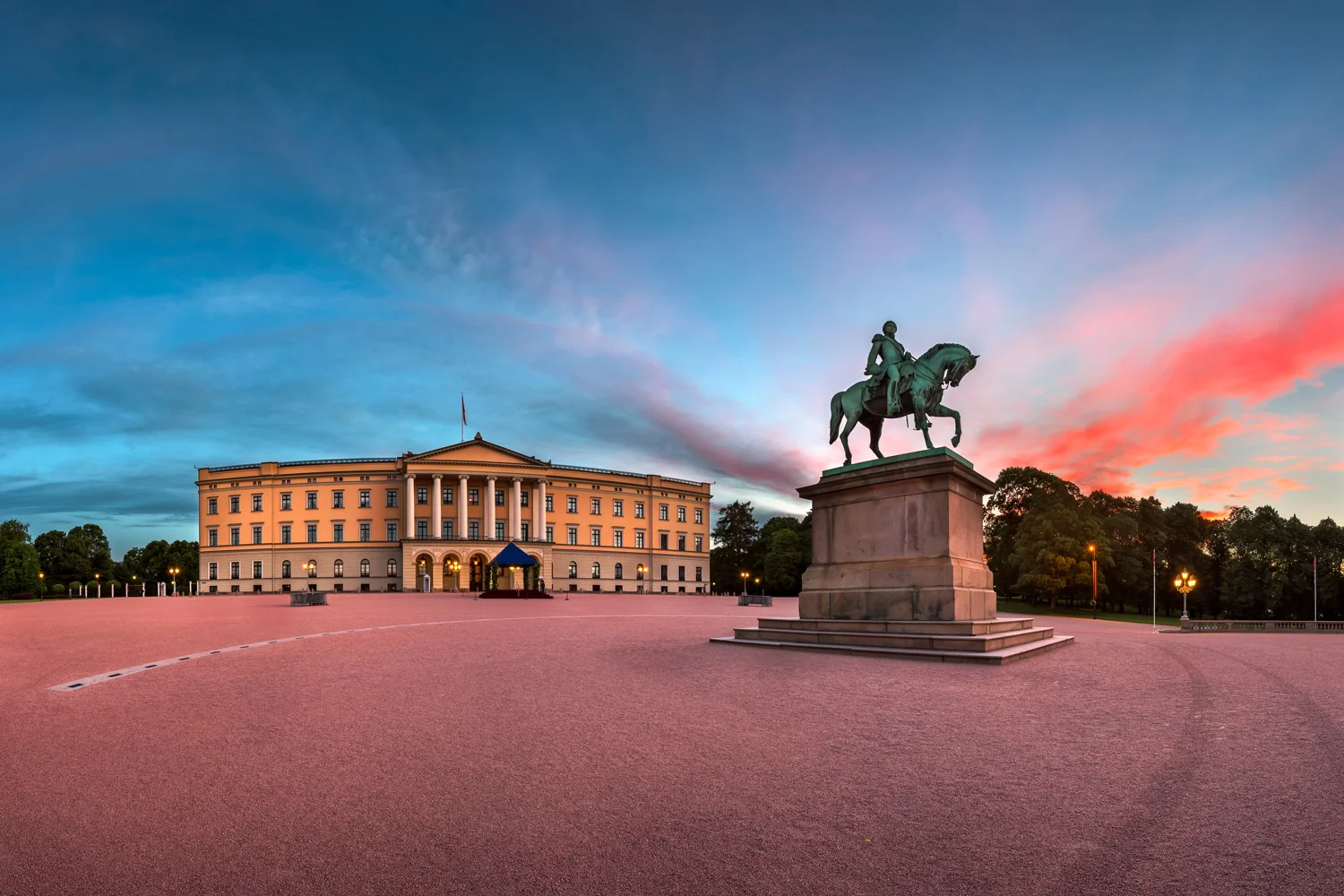 Oslo-royal-palace-449952094.jpg