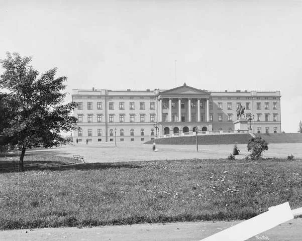 Slottet 1890. Slottet stod ferdig i 1849 og ble bare brukt i perioder av de svenske unionskongene. Da kong Haakon 7 og dronning Maud ankom Norge 25. november 1905, flyttet de inn i en bygning i delvis forfall