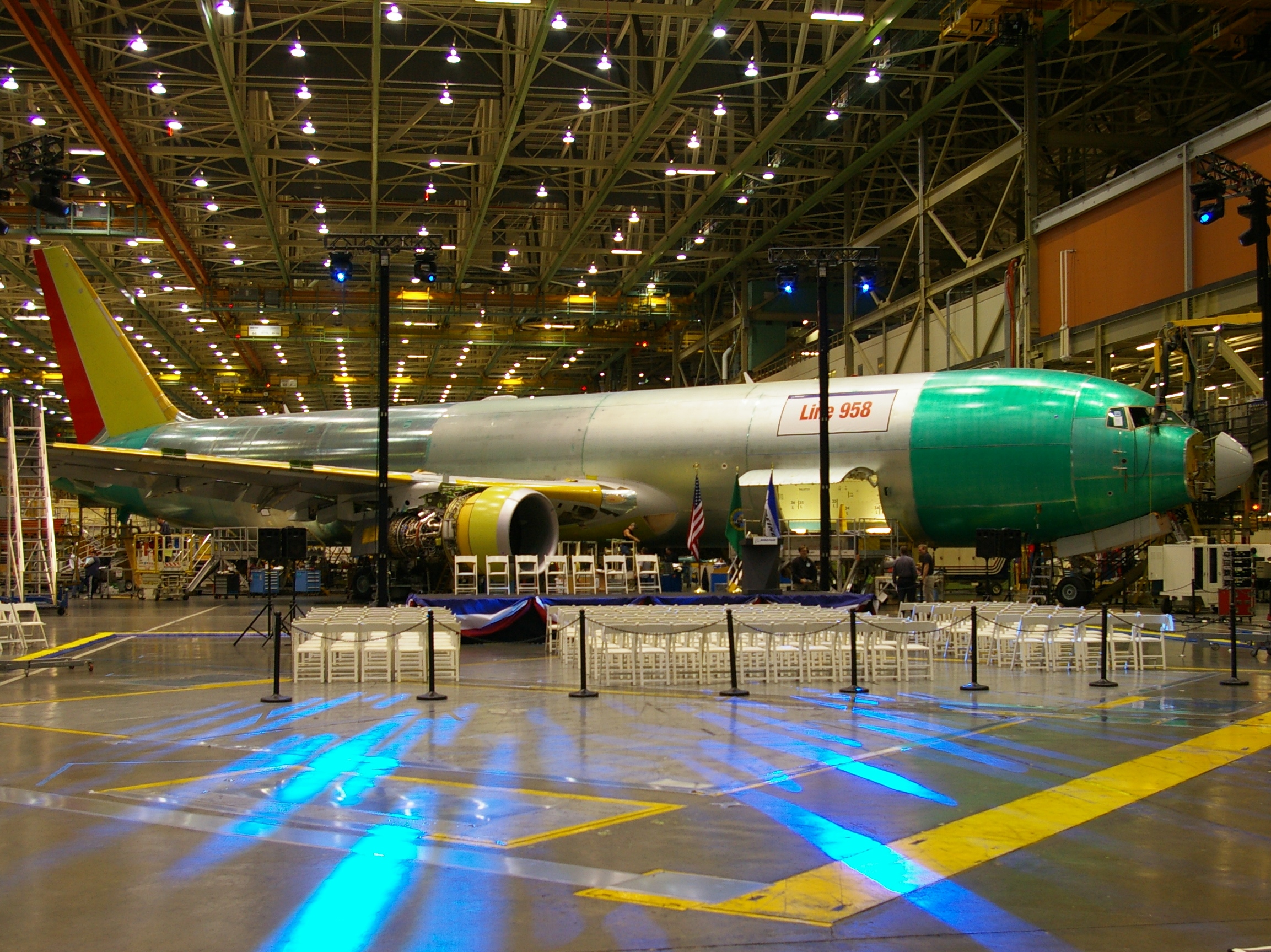 Boeing_767_Everett,_Washington_production_line.jpg