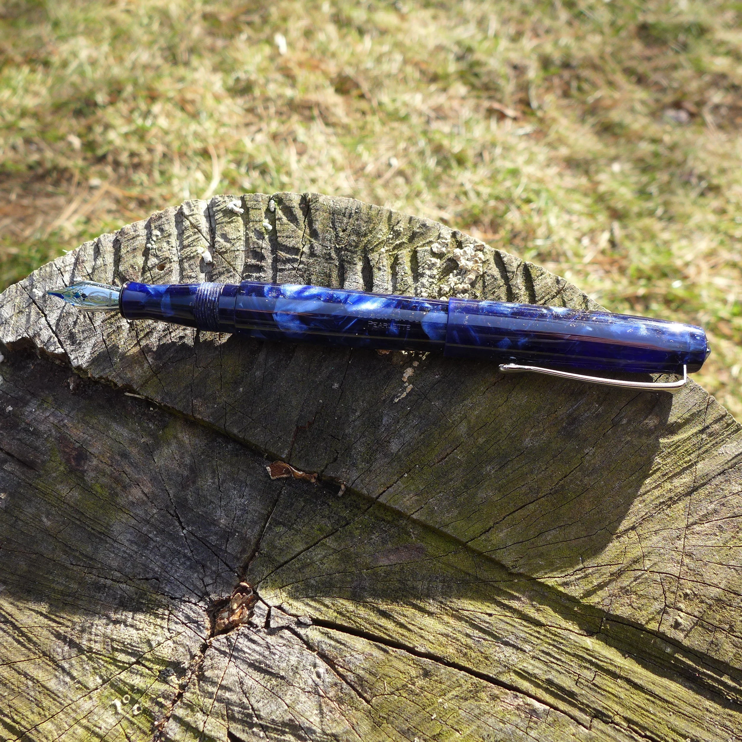 The gentle taper towards the end not only allows the cap to post, it also rests on your thumb webbing quite nicely. 