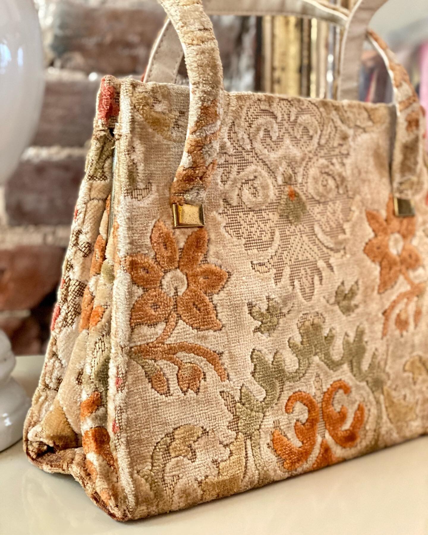 1950&rsquo;s chenille brocade tapestry handbag in the most beautiful hues, she is a BEAUT!
&bull;
$68
SHIPPING $8