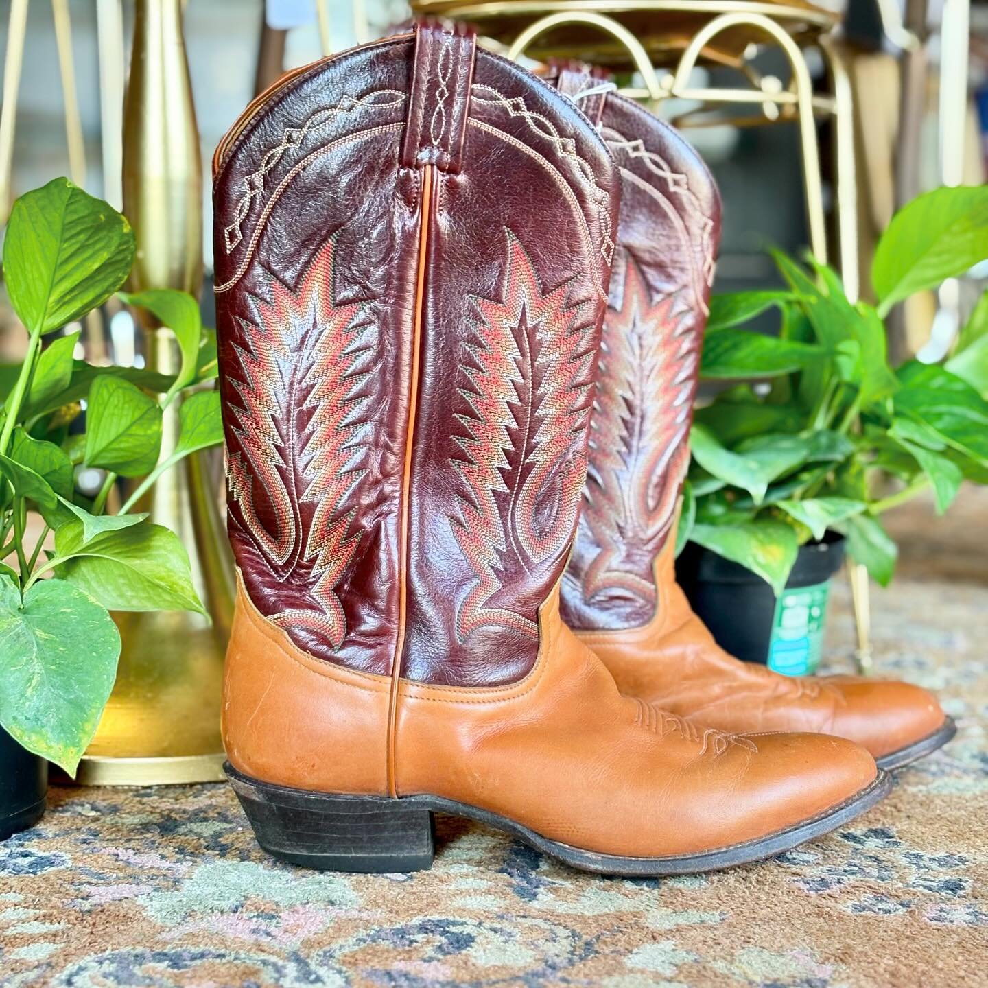 Vintage, made in USA, Tony Lama leather cowboy boots! The design on these are beautiful! Size 10.5
$145