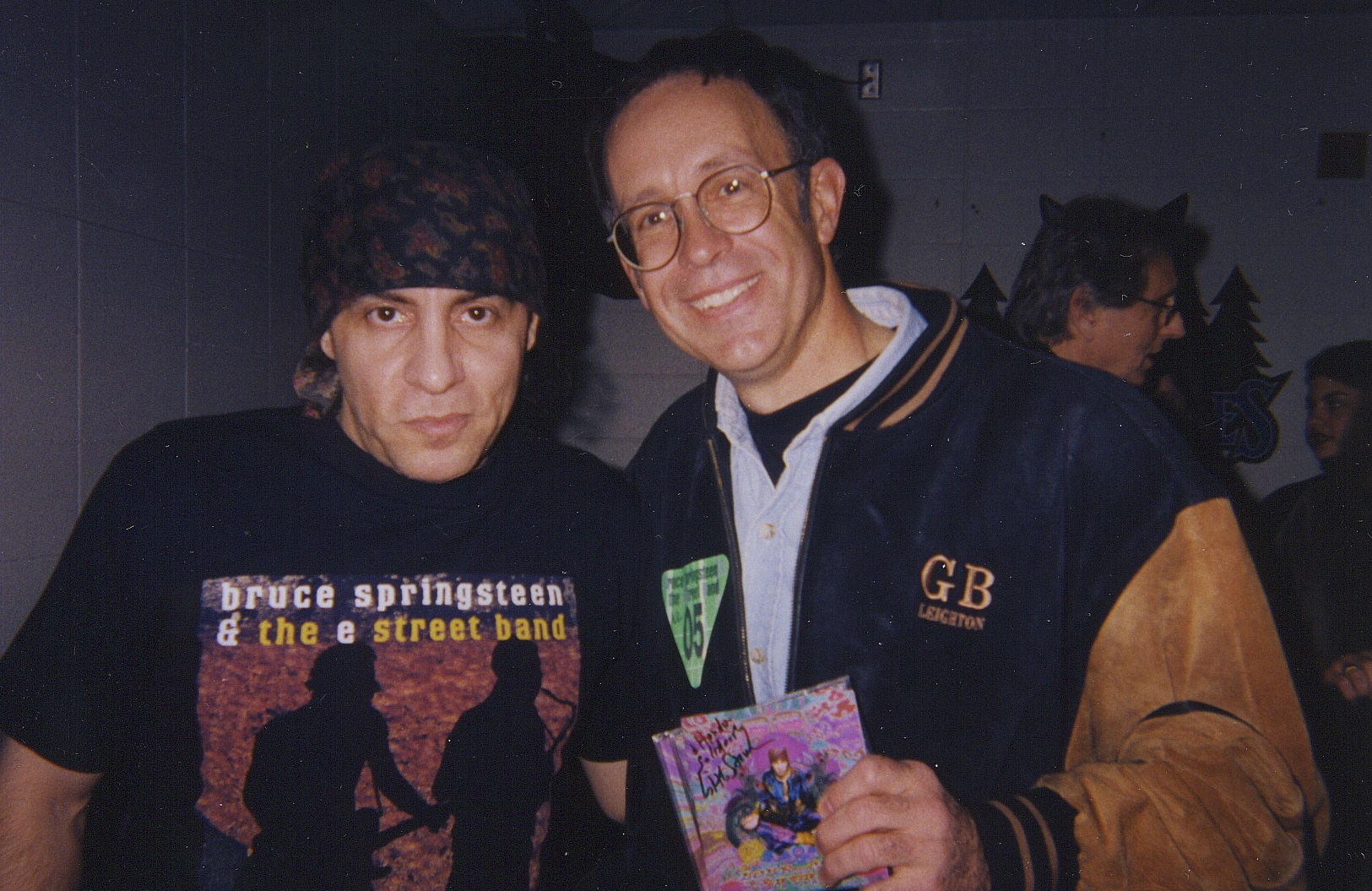 Hondo celebrity music Steve Van Zandt close-up 2 pose backstage Target Center '99.jpg