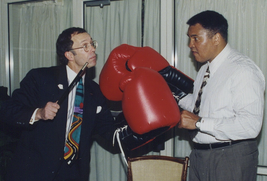 Hondo celebrity Muhammad Ali boxing glove pose.jpg