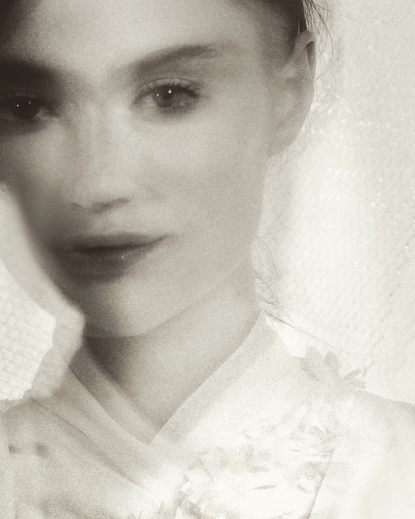 This is beauty&rsquo;s paradox:
It doesn&rsquo;t compete with 
https://www.amvisualcommunications.com/new-blog-1/2025/9/7/beauty-and-business

#BeautyAndBusiness #StyleWithSoul #PresenceNotPerformance 
#CreativeResonance #SacredCenter #EmbodyingBea