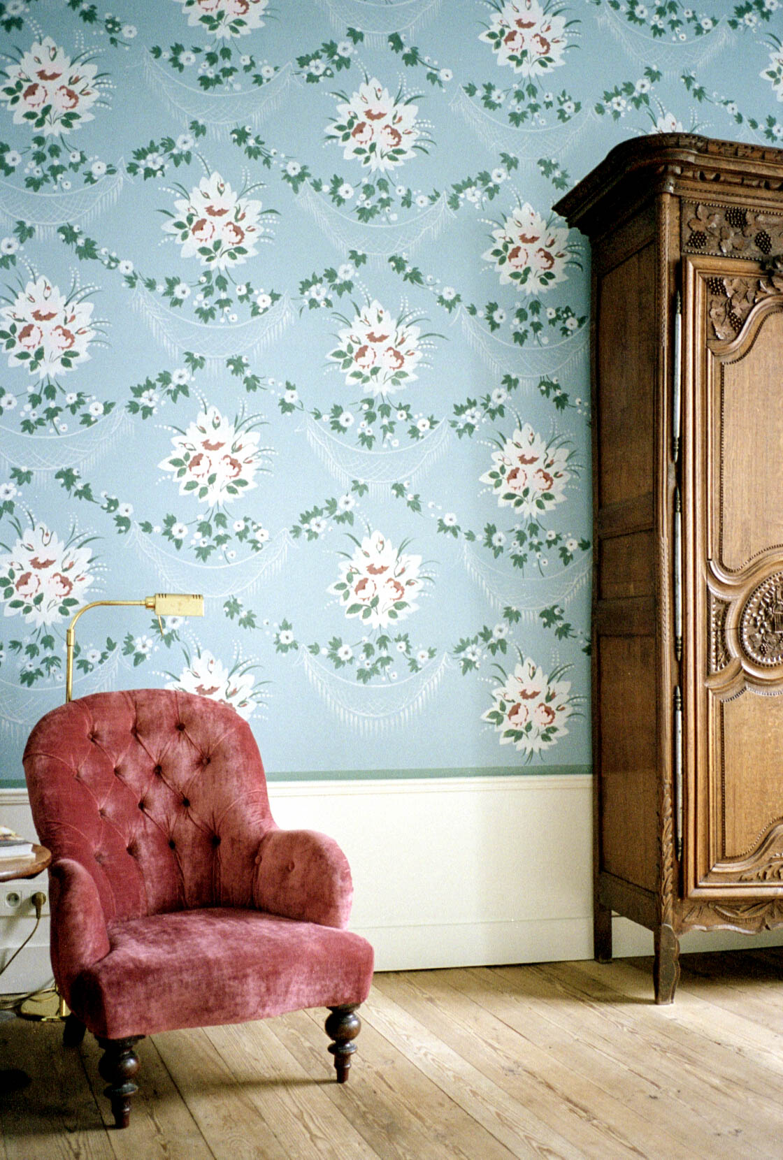 m7-011.bruges.palace_red_chair_wallpaper.jpg