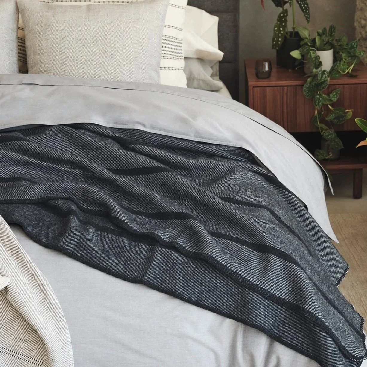 FA25_EEcom_CrinkledPercaleBed_GraphiteChambray_B_063.jpg