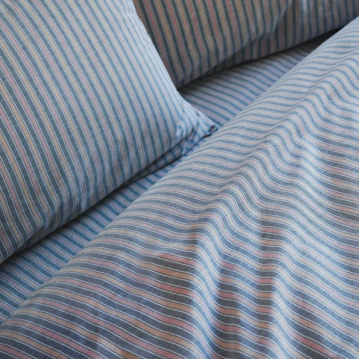 coyuchi-Organic-Crinkled-Percale_Sheet-Set_Indigo-Stripe-boscos-mercantile-2.png