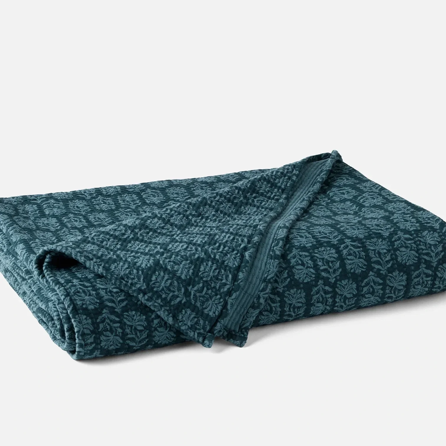 FA26_MiradaOrganicMatelasse_Blanket_CeruleanChrysanthemum_0270.webp
