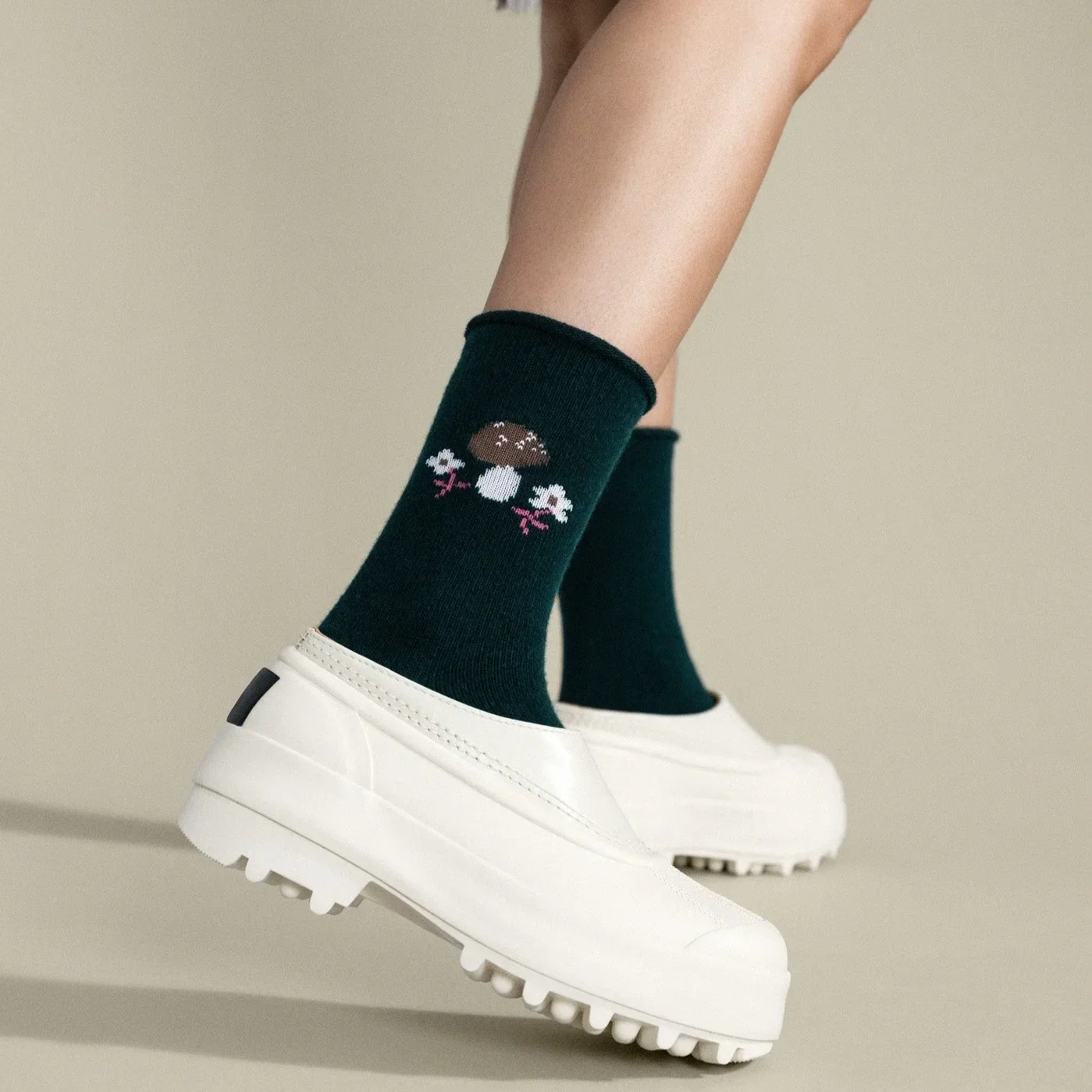 hfb_112612_toadstool_cashmere_crew_hunter_green-2301.webp