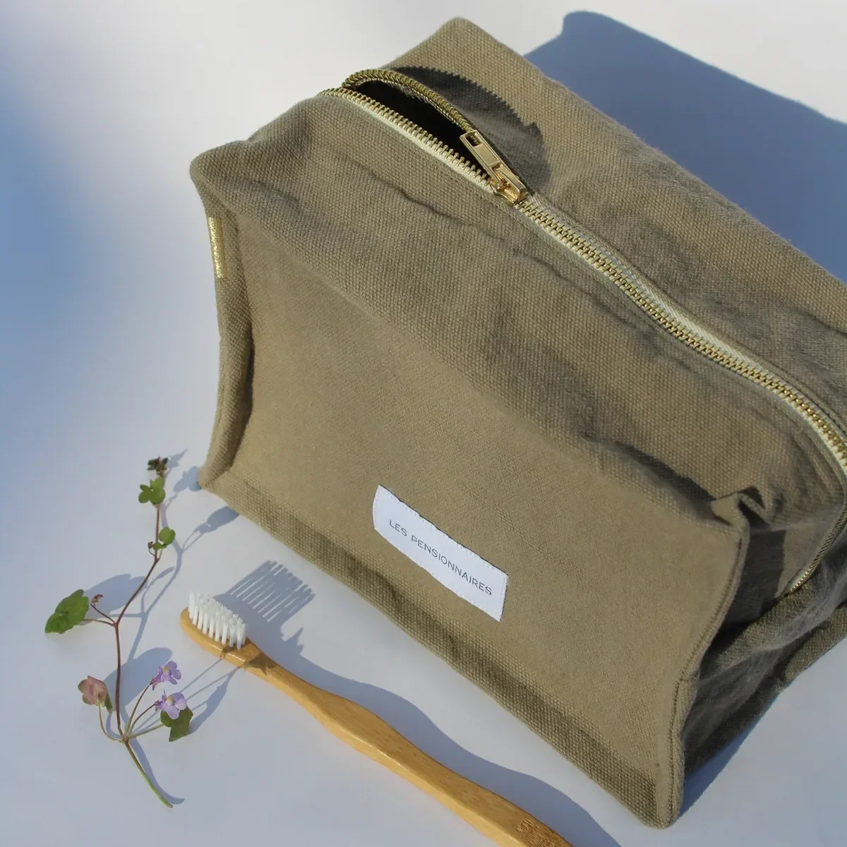 Trousse-de-toilette-Cube-kaki-clair-coton-bio-les-pensionnaires-42.webp