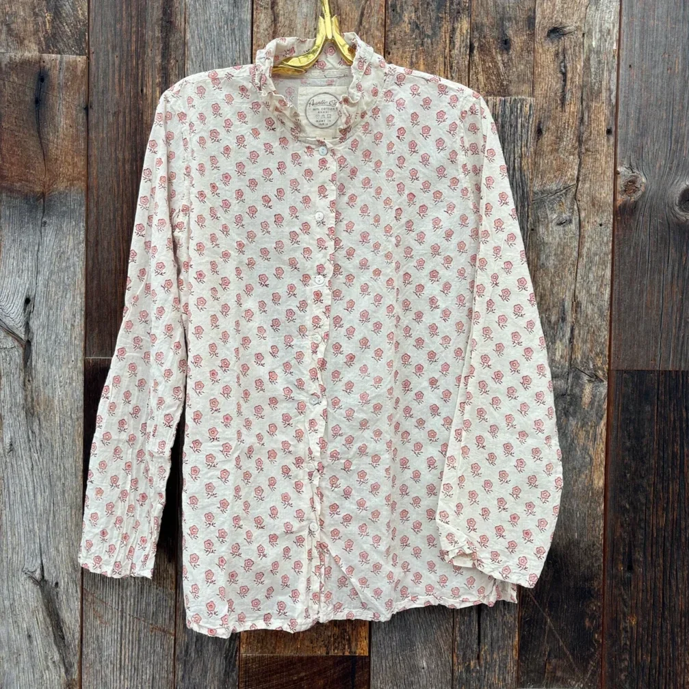 aunti-oti-posey-shirt.webp