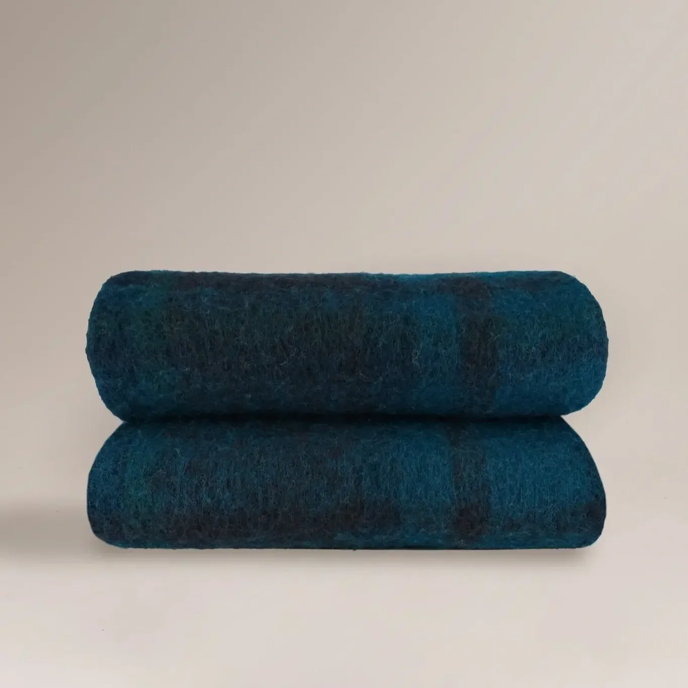 moismont-navy+blue+dancer+throw.webp