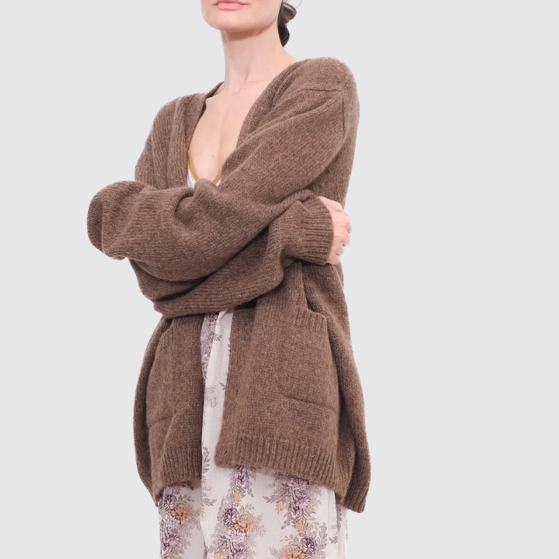 Domi-bed-sweater-dirt (3).png