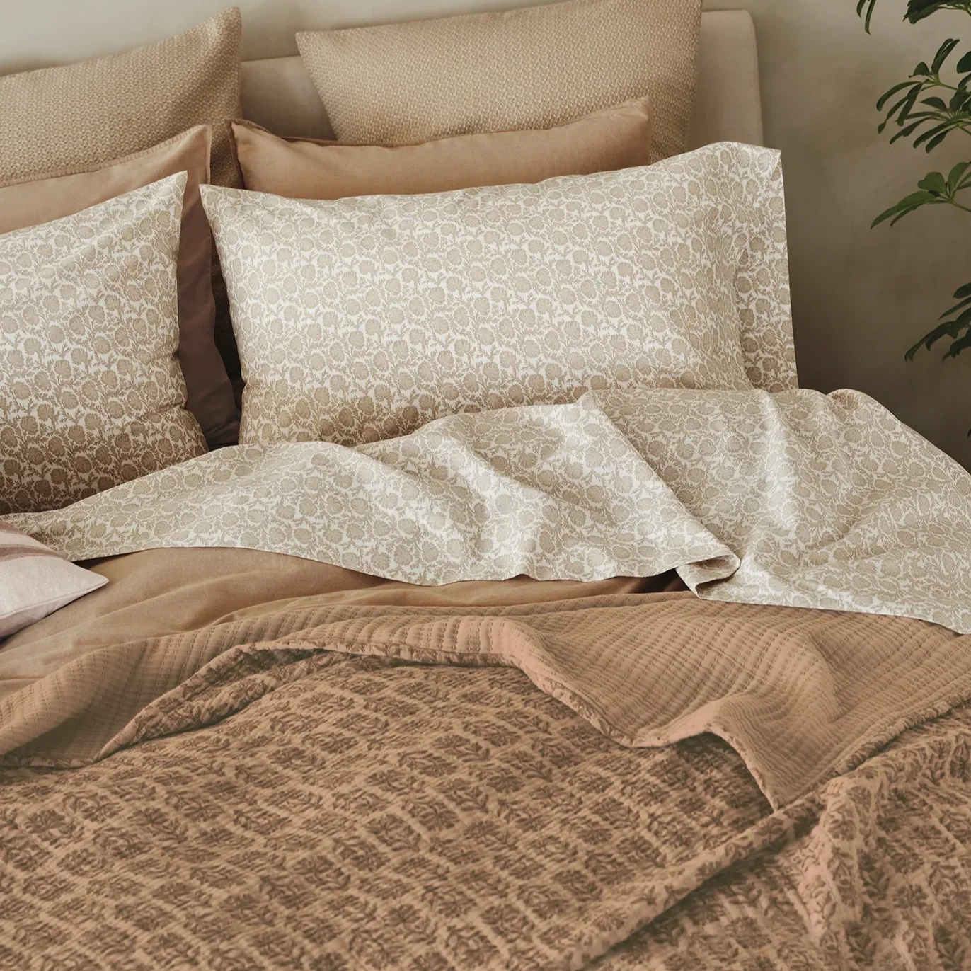 FA25_EEcom_PrintPercaleBed_ShellRobles_B_101_1.webp