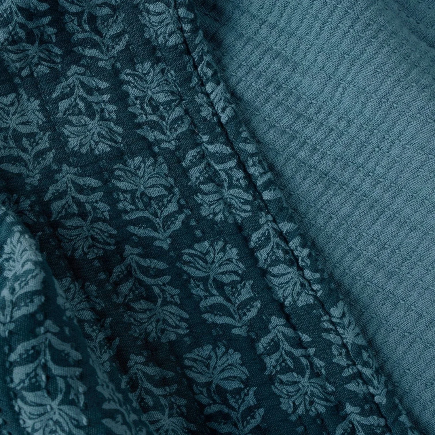 FA26_MiradaOrganicMatelasse_Blanket_CeruleanChrysanthemum_0282.jpg
