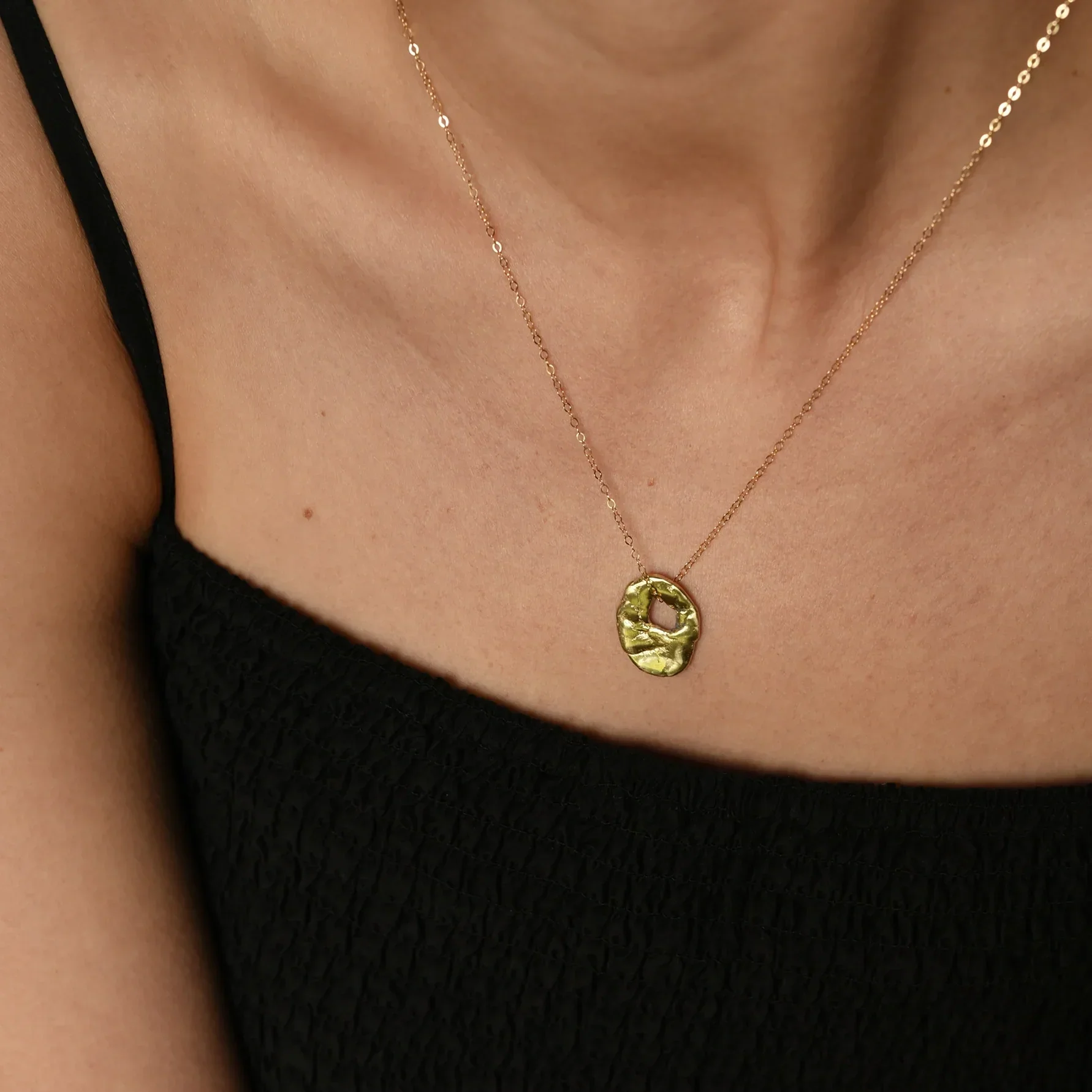brass-hammered-necklace-864.webp