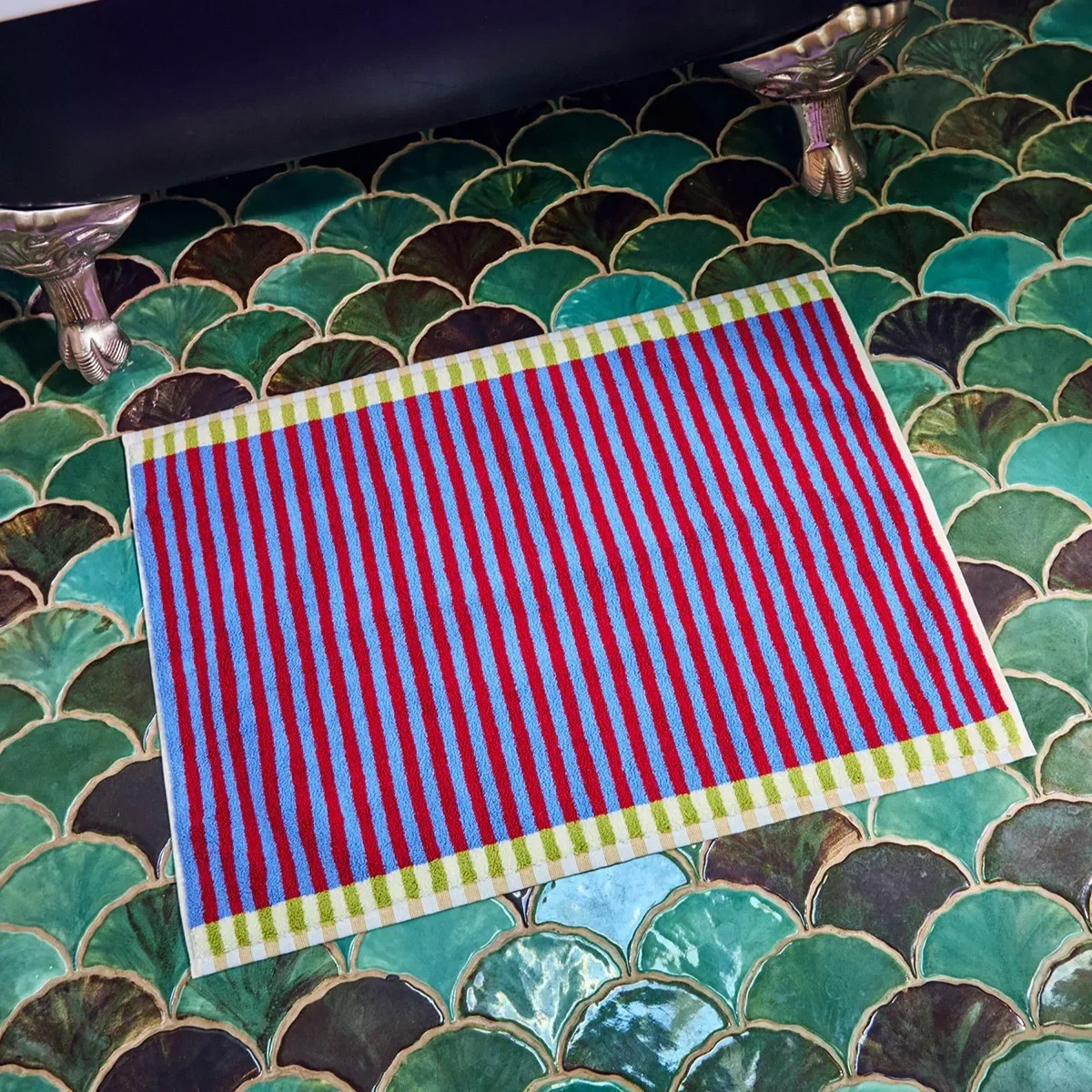 lantern-fly-bathmat-bug-stripe-towels-dusen-dusen.webp