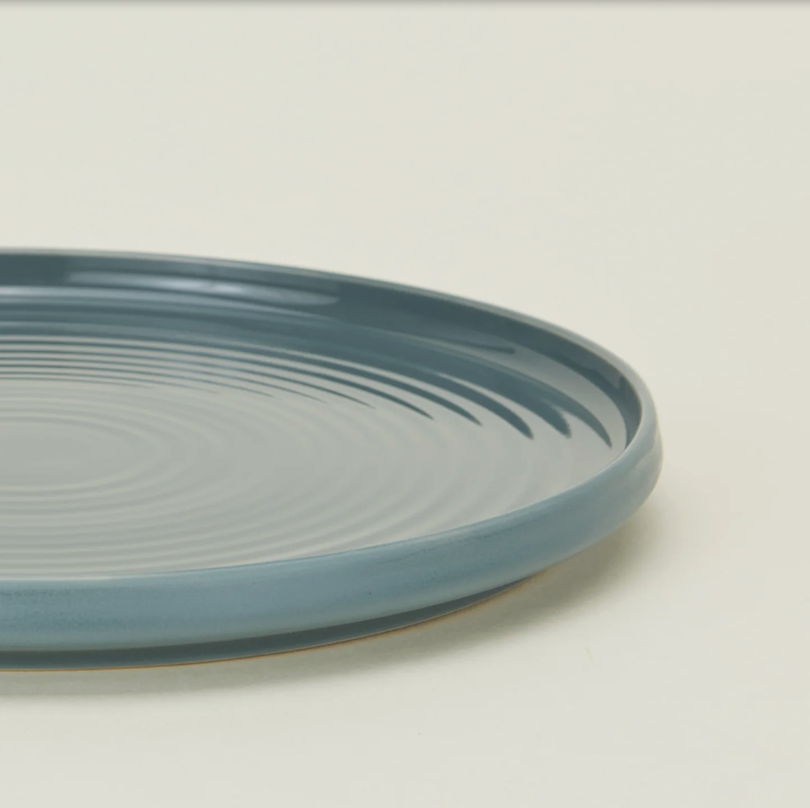 essential-dinnerware-peacock-dinner-plate-boscos-mercantile.png