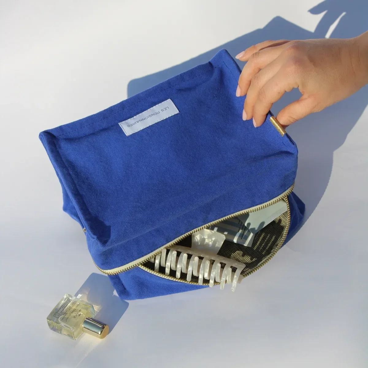 Trousse-de-toilette-Cube-bleu-vif-coton-bio-les-pensionnaires-28.webp