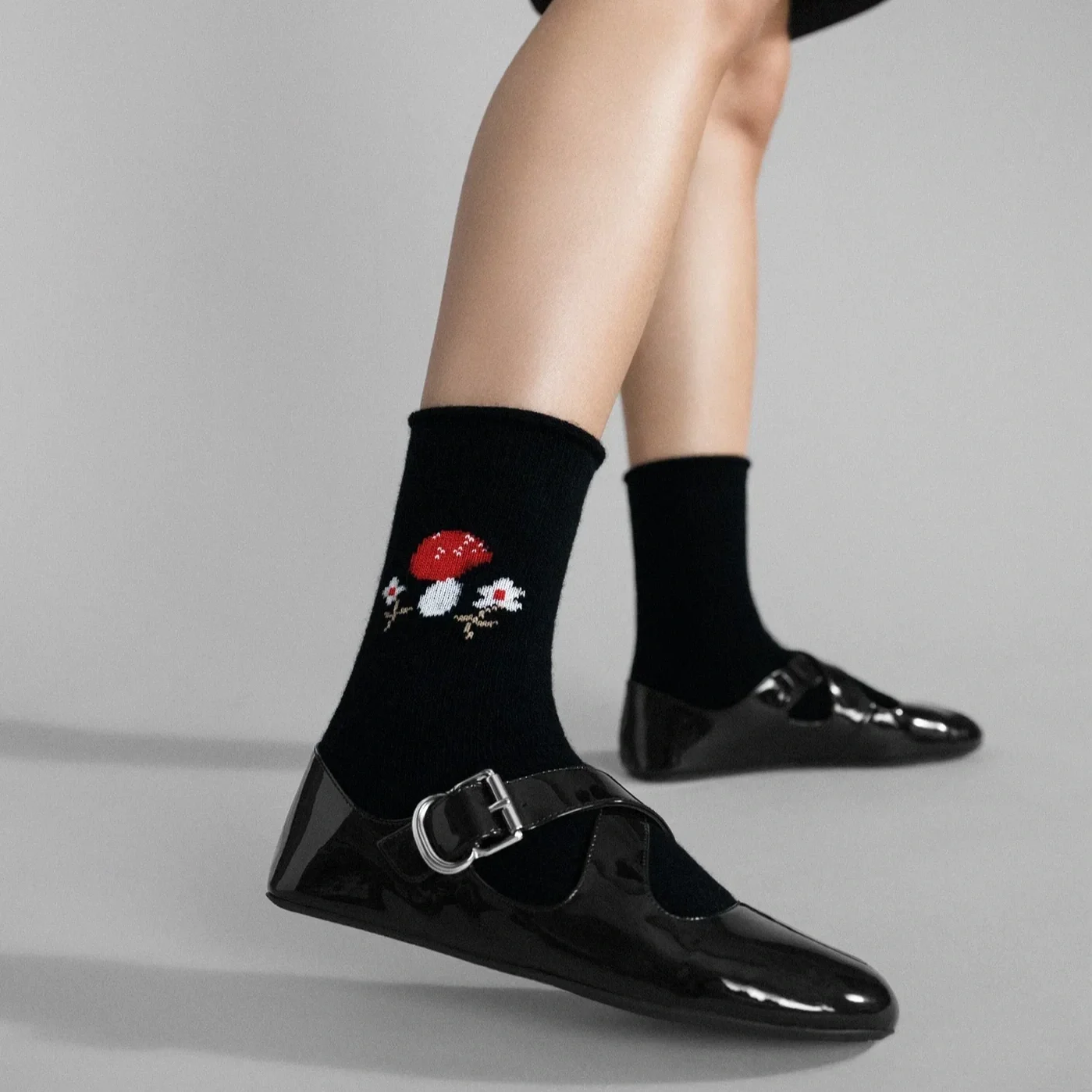 hfb_112612_toadstool_cashmere_crew_black-1988.webp