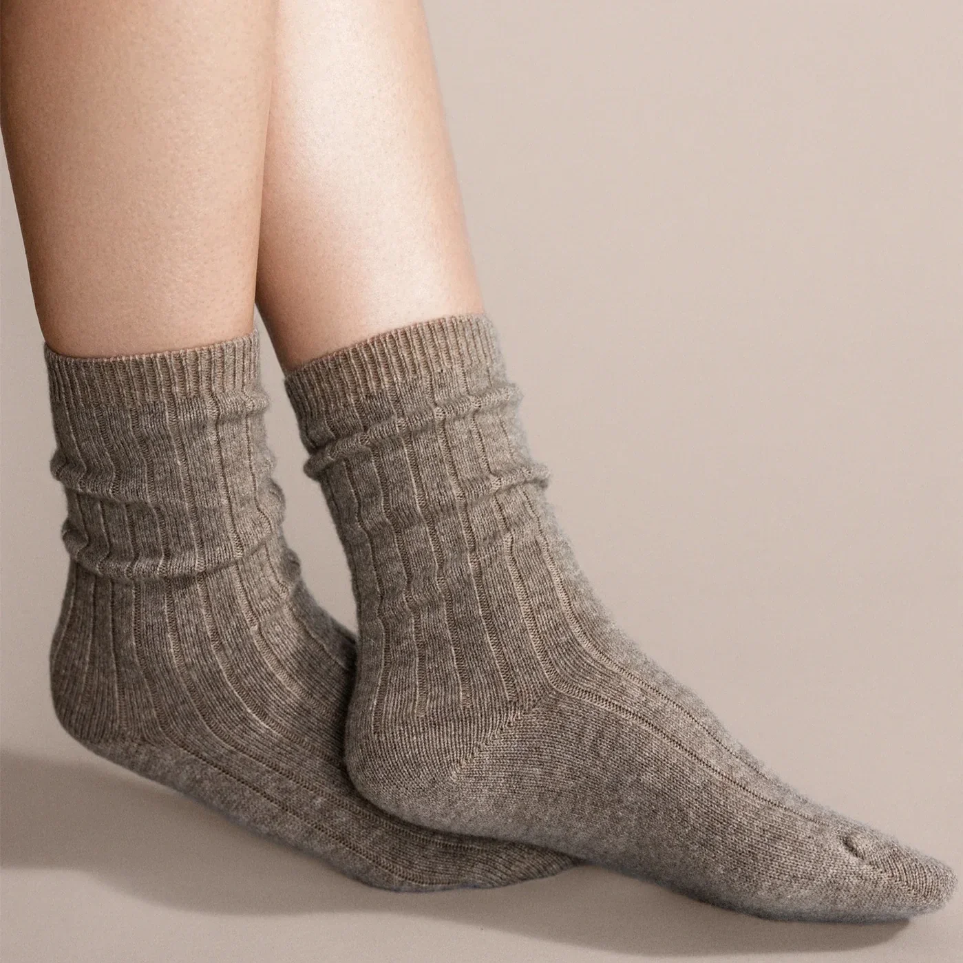 hfb_101964_italia_cashmere_rib_crew_llama-6350.webp