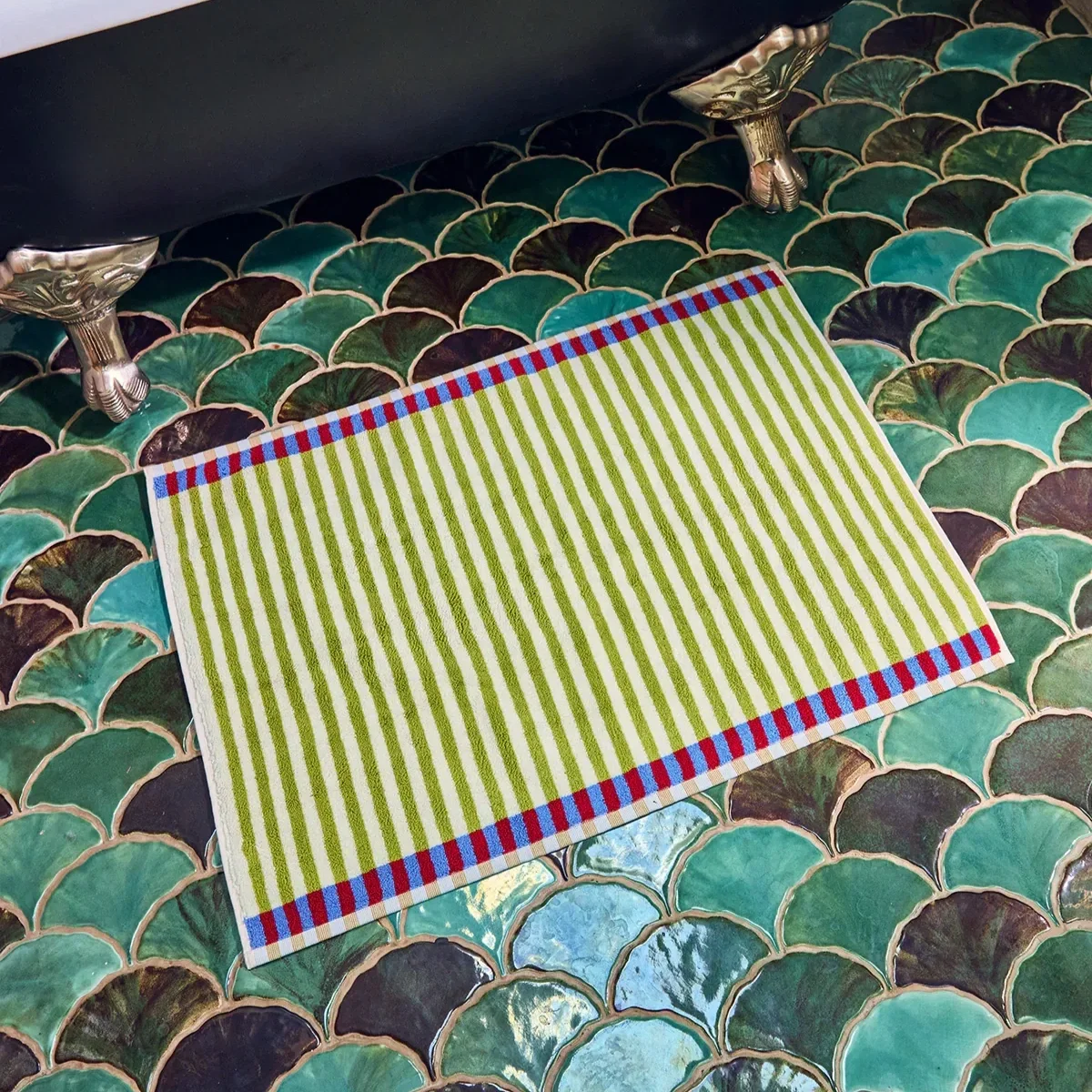 lantern-fly-bathmat-bug-stripe-towels-dusen-dusen-2.webp