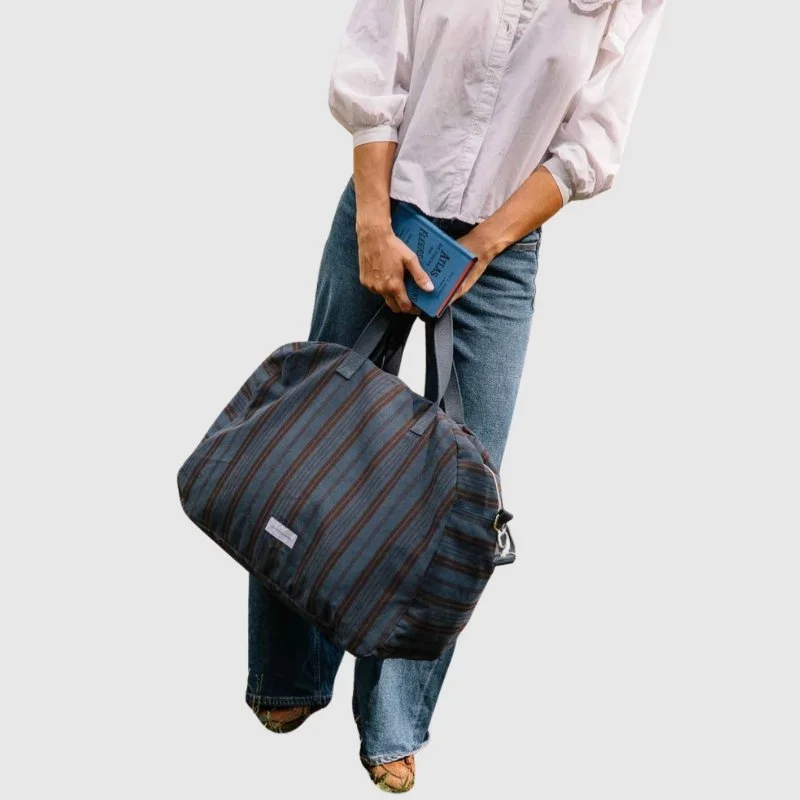 les-pensionnaires-mattress-stripe-cotton-seekend-bag-storm-blue2.jpg