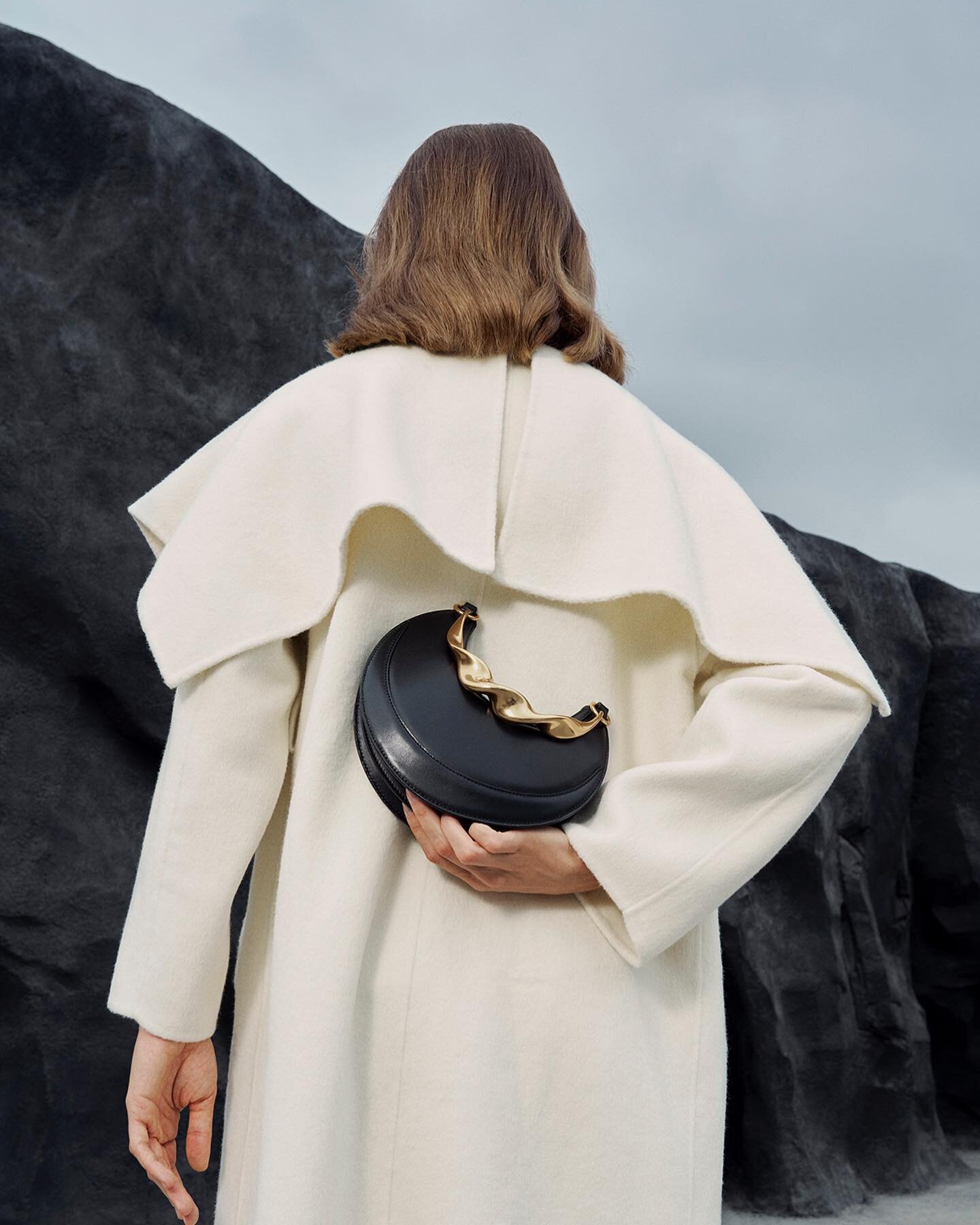 Sculptural Elegance: A Unique Interpretation of Beauty&quot; ✨👜✨
Immerse yourself in the artistic experience of our handbag, featuring a semi-circular sculptural silhouette that exudes timeless elegance.