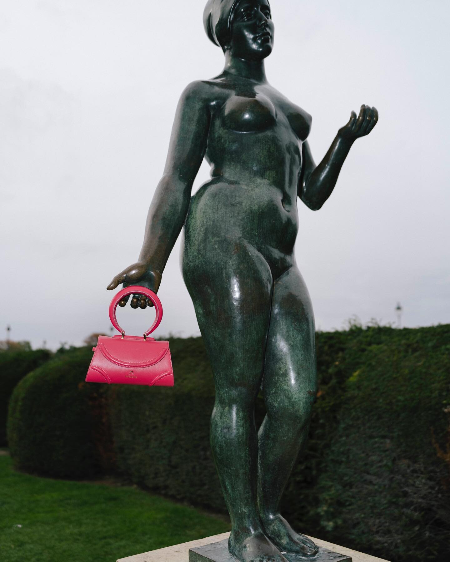 Channeling sculptural vibes with our pink Tube Bag, inspired by avant-garde master Constantin Br&acirc;ncusi. Where fashion meets art in a perfect blend. 🌸👜 #ArtfulFashion #handBag #cochains