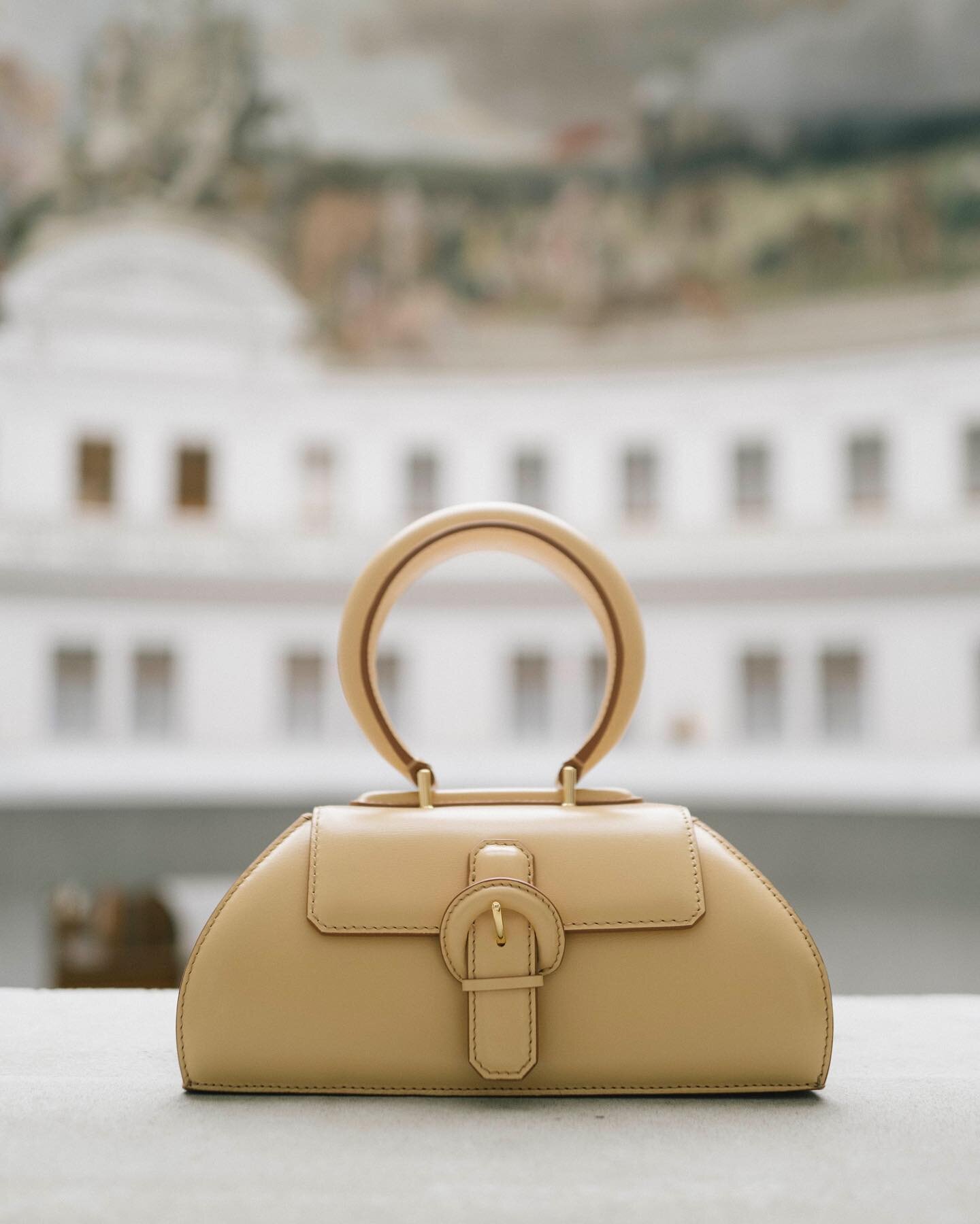 Carry U&mdash;a fusion of opulence and exclusivity. Our bespoke metal ring and handcrafted A-grade Napa leather make a bold statement. #handBag #cochains