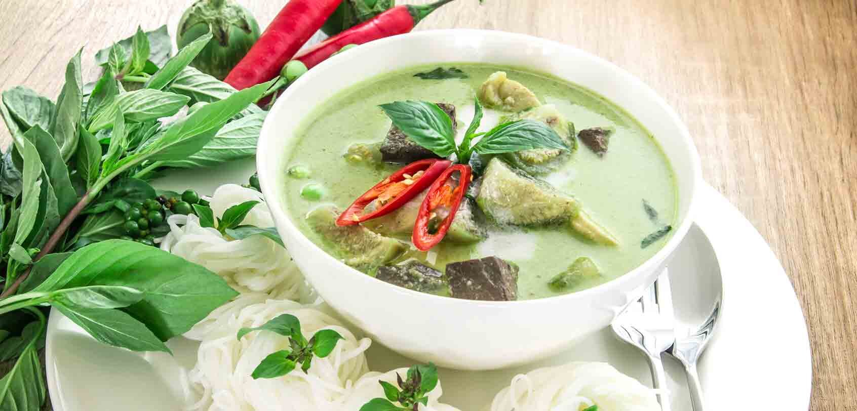 gang-keow-wan-gai-green-chicken-curry-thai-food-must-eat-thailand-dishes-cuisine.jpg