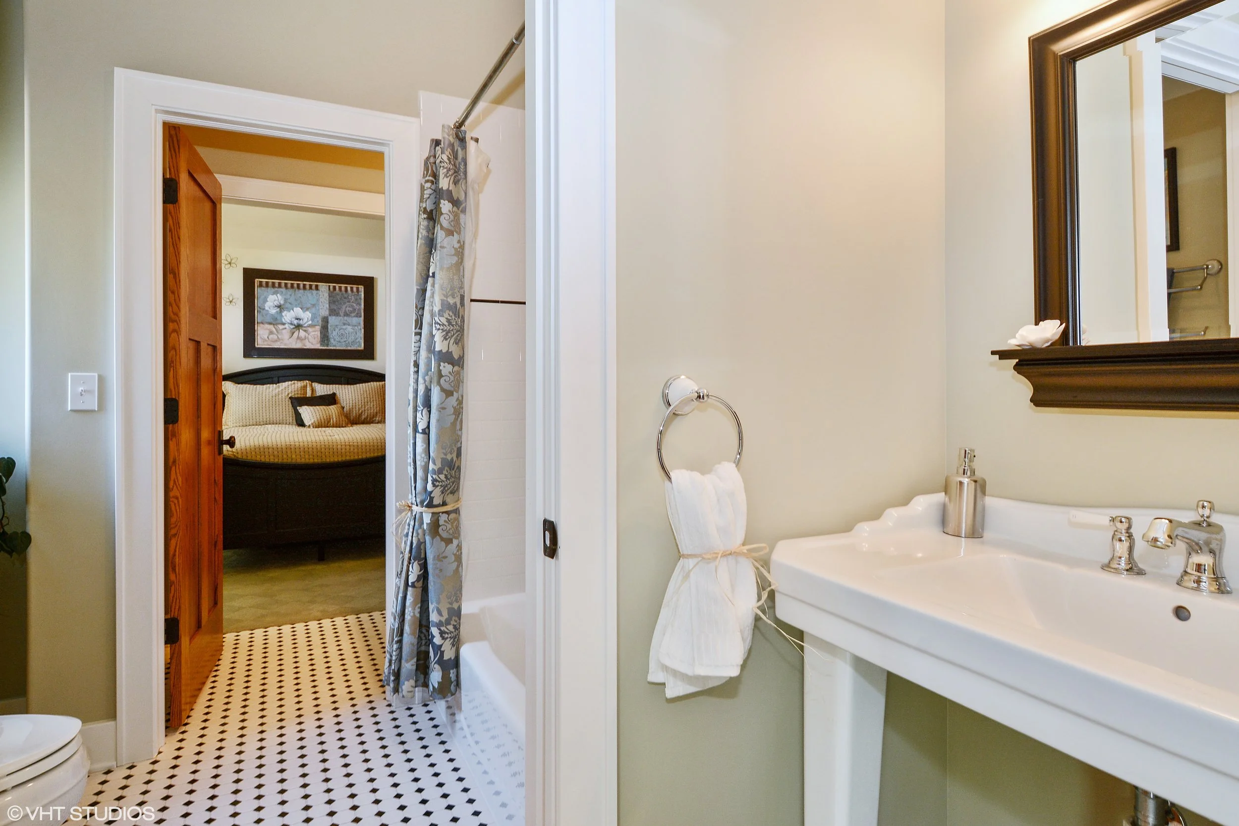 Chicago Style Bathroom with Old Style Pedestal Sinks with Legs