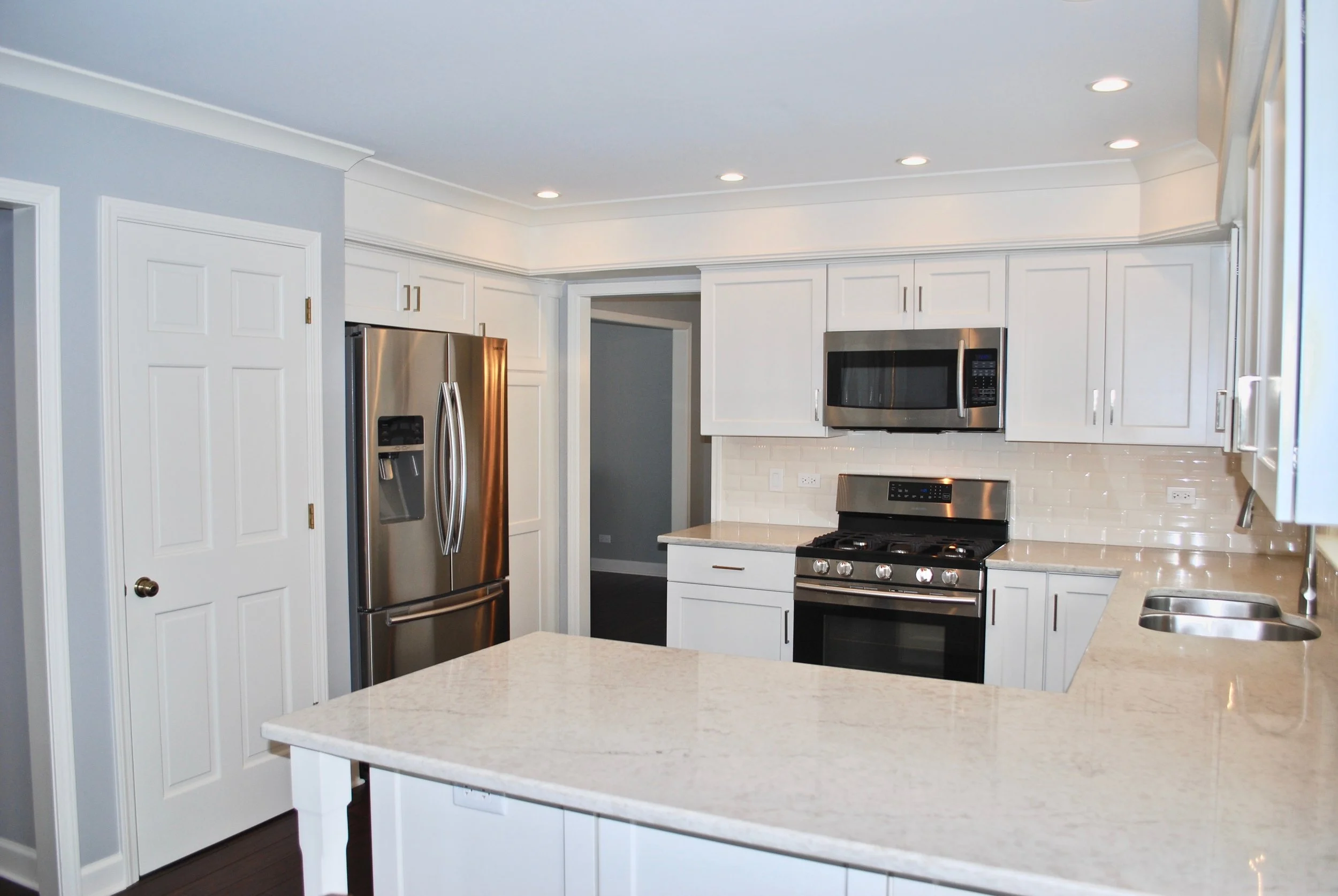 MEDIUM SIZED KITCHEN REMODEL