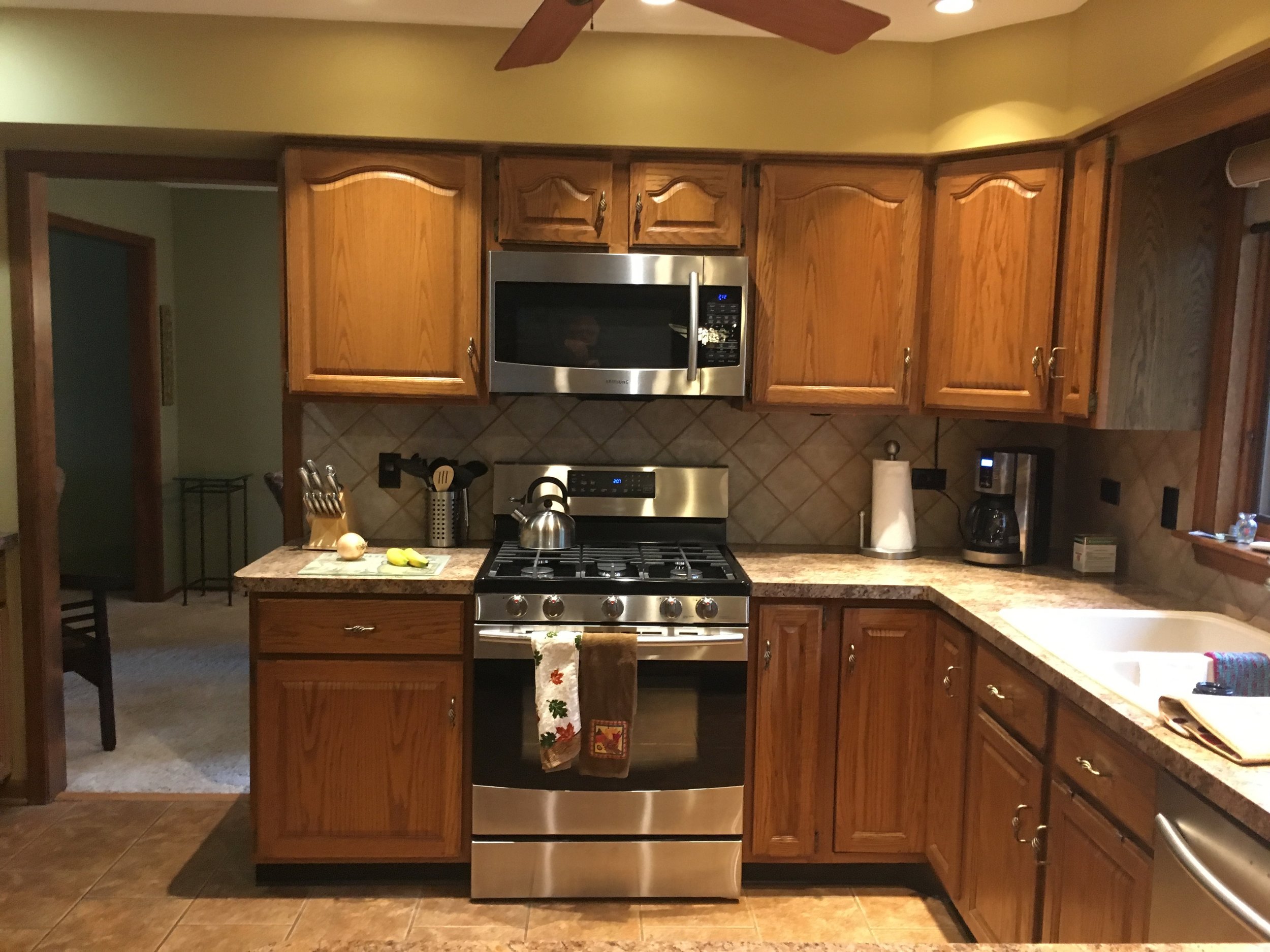 BEFORE PHOTO OF NAPERVILLE ILLINOIS KITCHEN REMODEL WITH HONEY OAK CABINETS FROM 1988