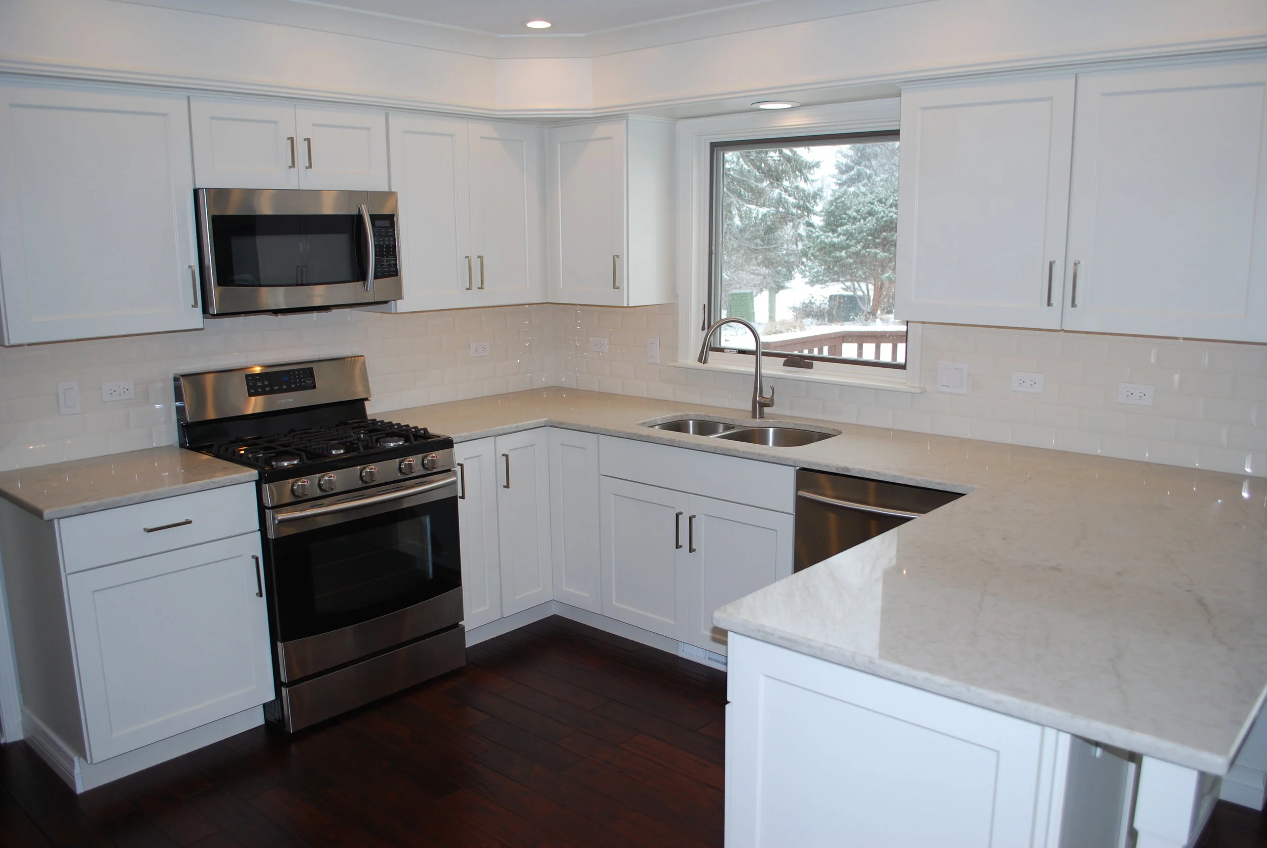 NAPERVILLE WHITE KITCHEN IN A MEDIUM SIZED HOME