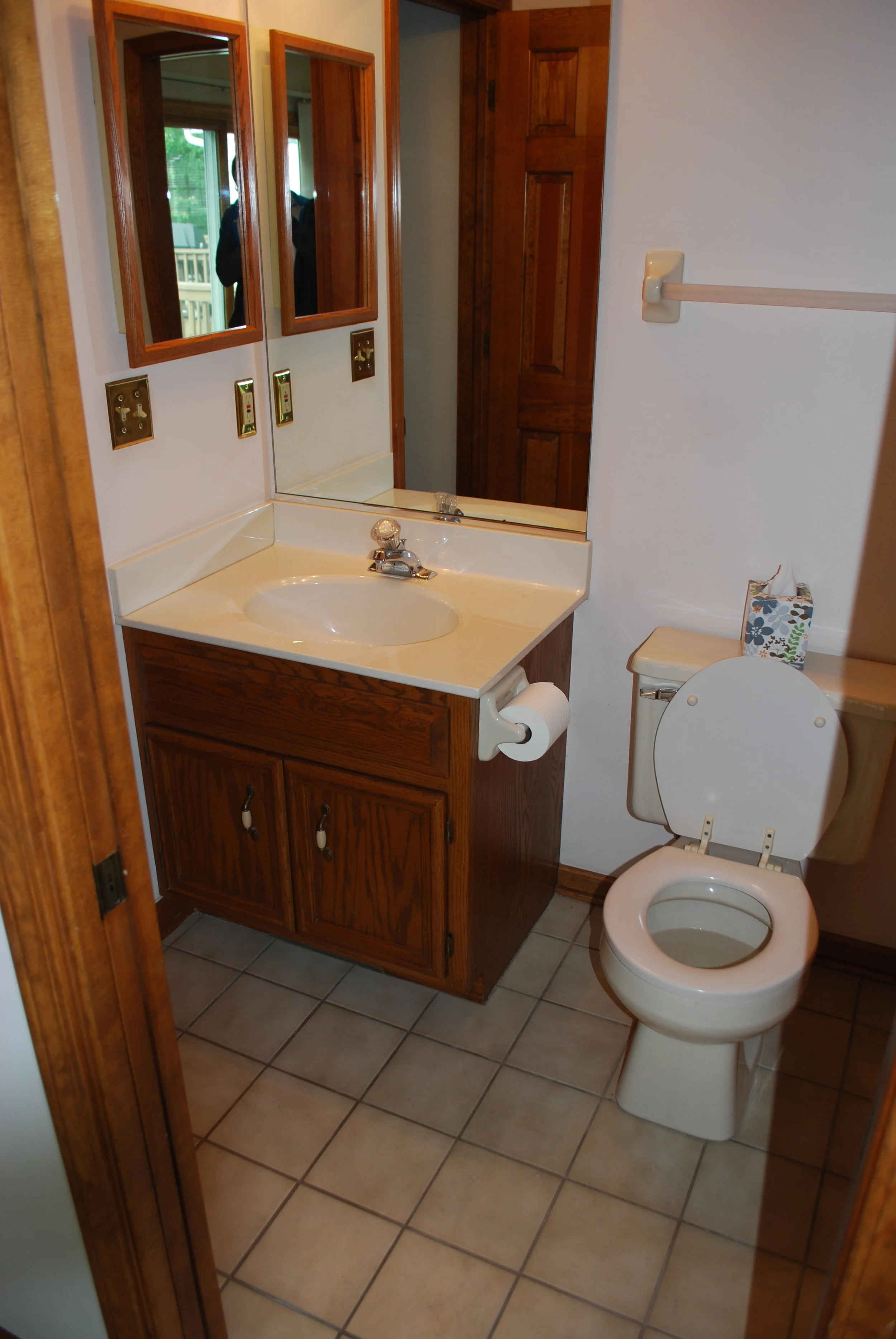 Before Photo for Guest Bathroom Remodel in Naperville IL Townhome Updating. Looking to Update Your Naperville Townhome? Call Southampton!