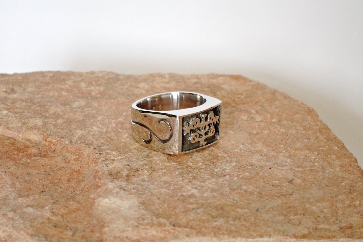 BAHA'I MENS RING | Silver ring with Ringstone relief on an oxidized background, flanked by two floral engraved patterns - inspired by the wrought-iron floral patterns at the Shrine of Baha'u'llah in Akka, Israel.