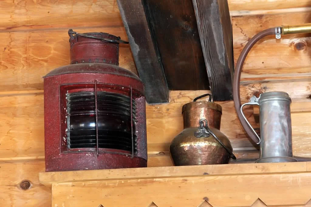 Schilling-lodge-txc-lake-tahoe-rubicon-paradise-flat-interior-red-light-antiques.jpeg