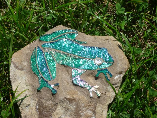 mosaic frog in grass 10b.png