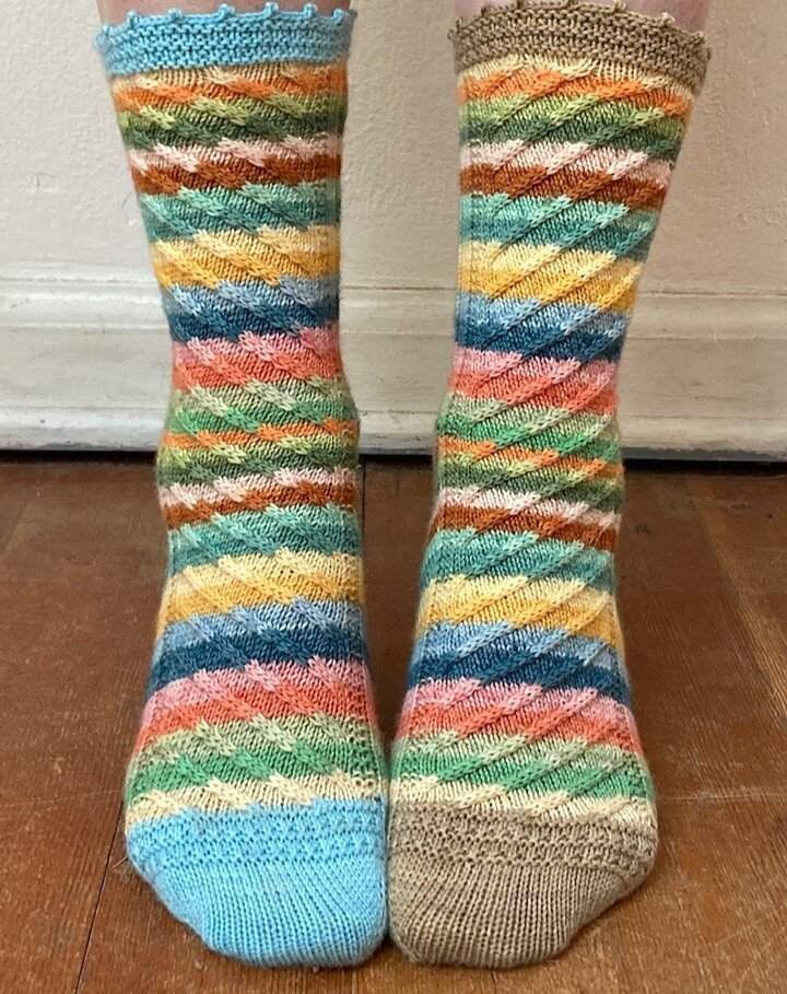 Kindred Socks, based on Anne of Green Gables, is now live on Ravelry! A collaboration with @muststashyarn , we have had the most fun MKAL over the last few weeks, and now the pattern is ready to be revealed. 

Kindred Socks takes its theme from the f