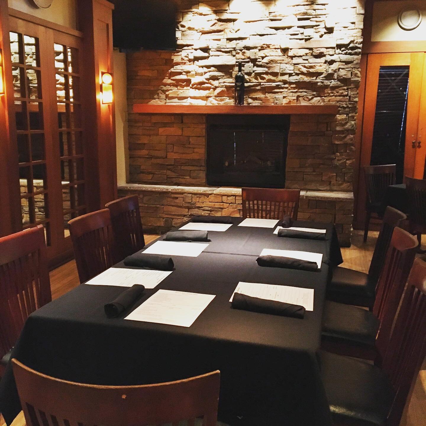 If you are looking for a private area for a group of family, friends or business associates (up to 30), we&rsquo;ve got the room for you! We can seat you safely with 3 tables of 10, and give you the privacy you&rsquo;d like. No extra charges, and sam