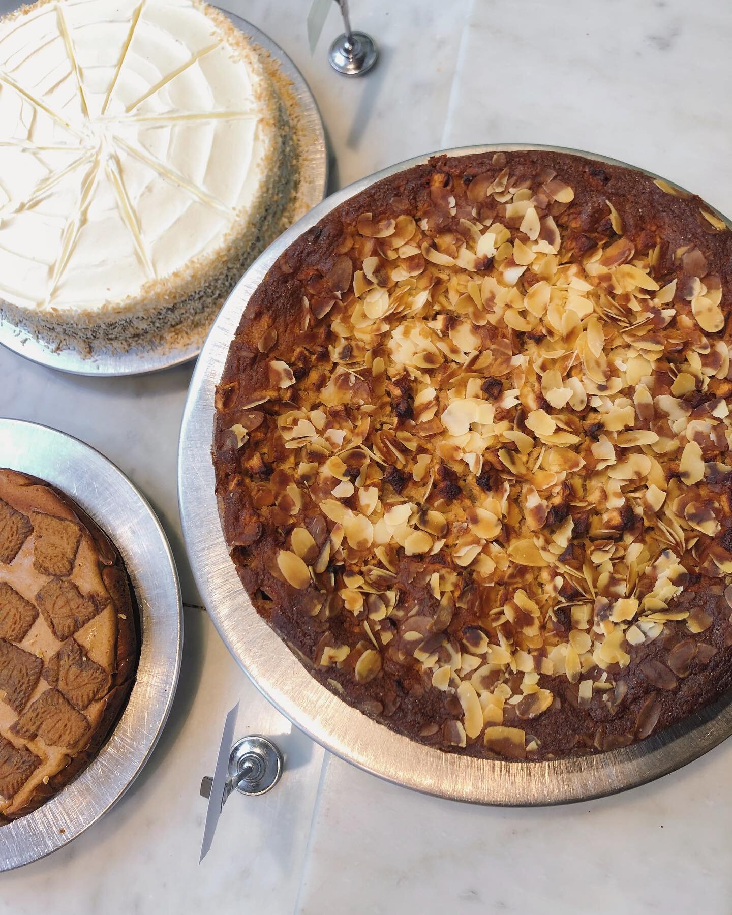 Apple pie, apple crumble, apple cake, vegan, sugarfree or with all the bells and whistles, apples are definitely a fall favourite at Julienne - local and organic, of course.

Pictured here is Philippa - apple cake with cinnamon, ginger, almonds and r