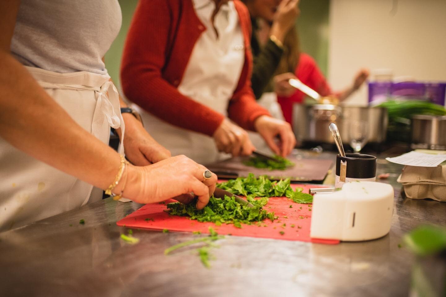 We still have some spots left for our cooking class on 26/4 ⚡️

Want to join? We&rsquo;ll be cooking up a storm with some wonderful veggie and plant based dishes 💚 

Drop us a message: contact@debroersvanjuliennebe