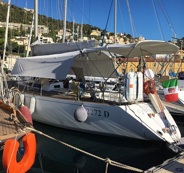 Armelea ormeggiata al porto di Villefranche, Costa Azzurra.⠀
I nuovi tendalini, all'occorrenza, riparano da sole e pioggia.⠀
Sito Web in BIO⠀
.⠀
.⠀
.⠀
#portview #port #classicboat #classicsailboat