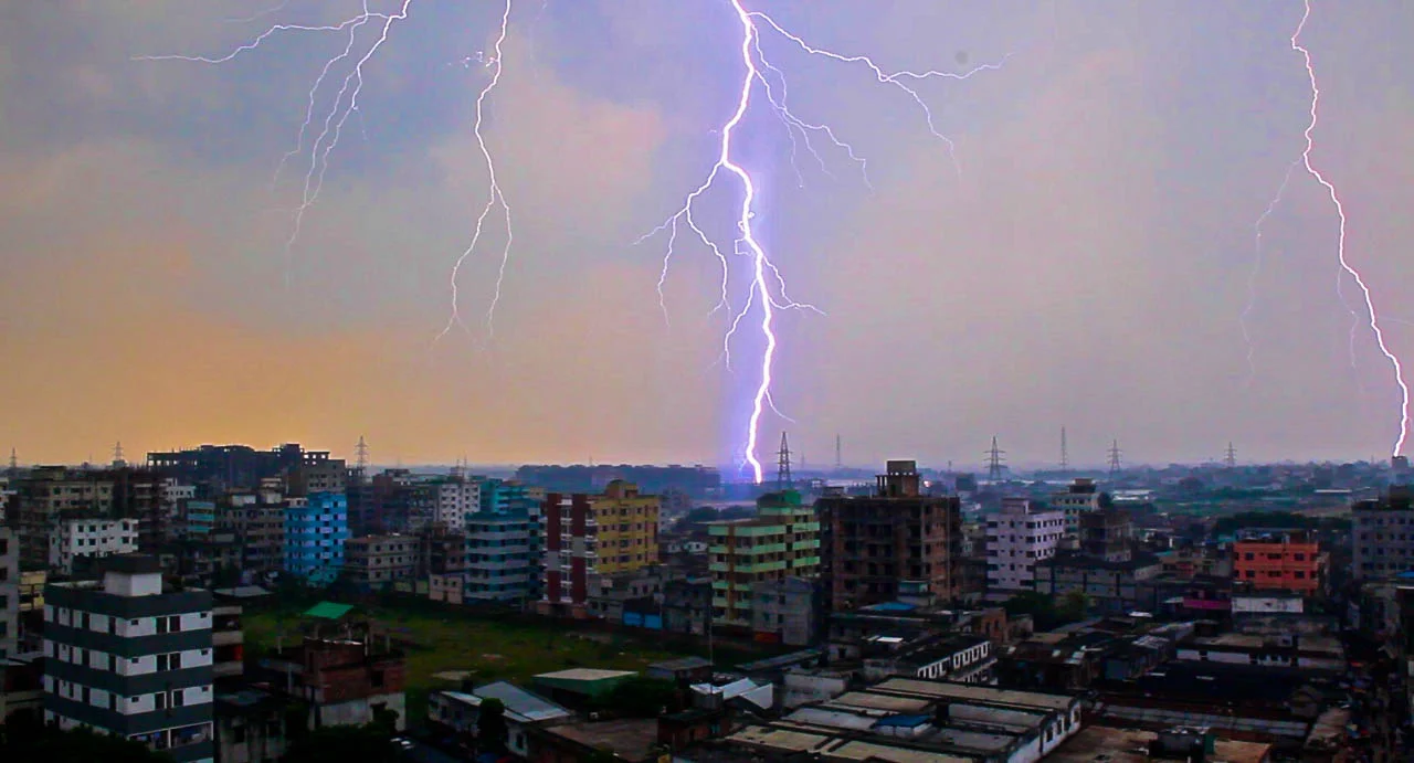 lightening strike dhaka slums.jpg