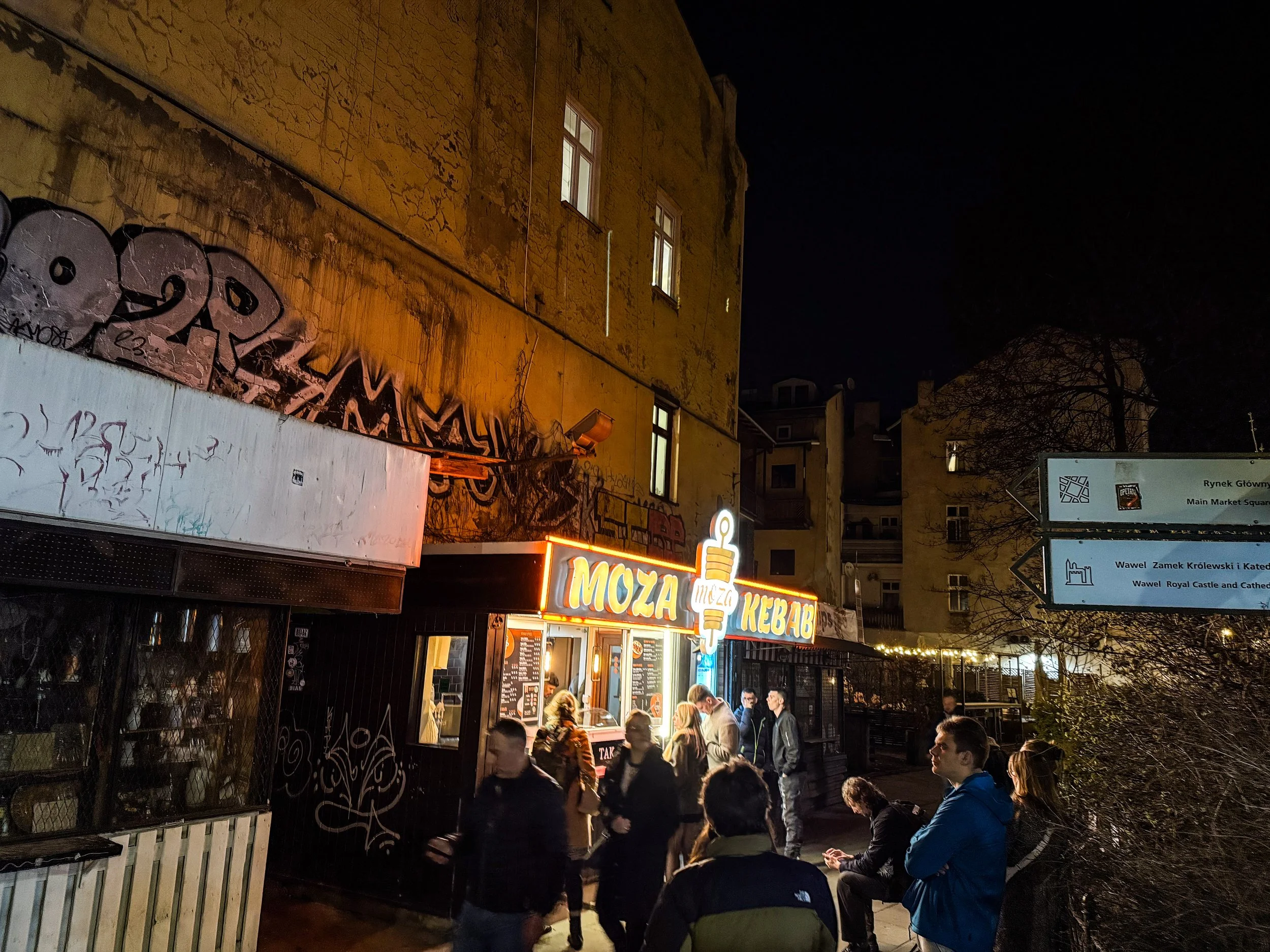 krakow-poland-Kazimierz-jewish-quarter-night-iphone-02.jpg