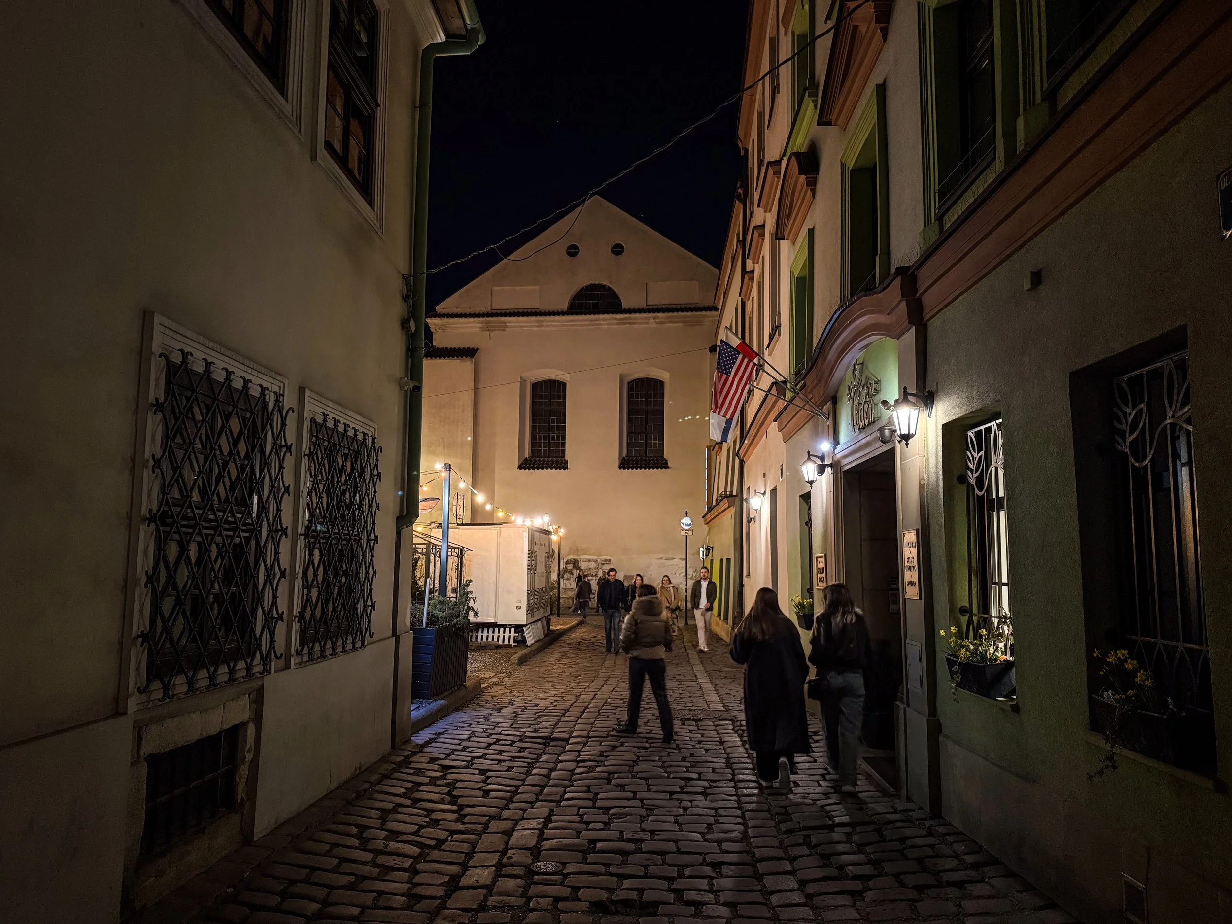 krakow-poland-Kazimierz-jewish-quarter-night-iphone-14.jpg