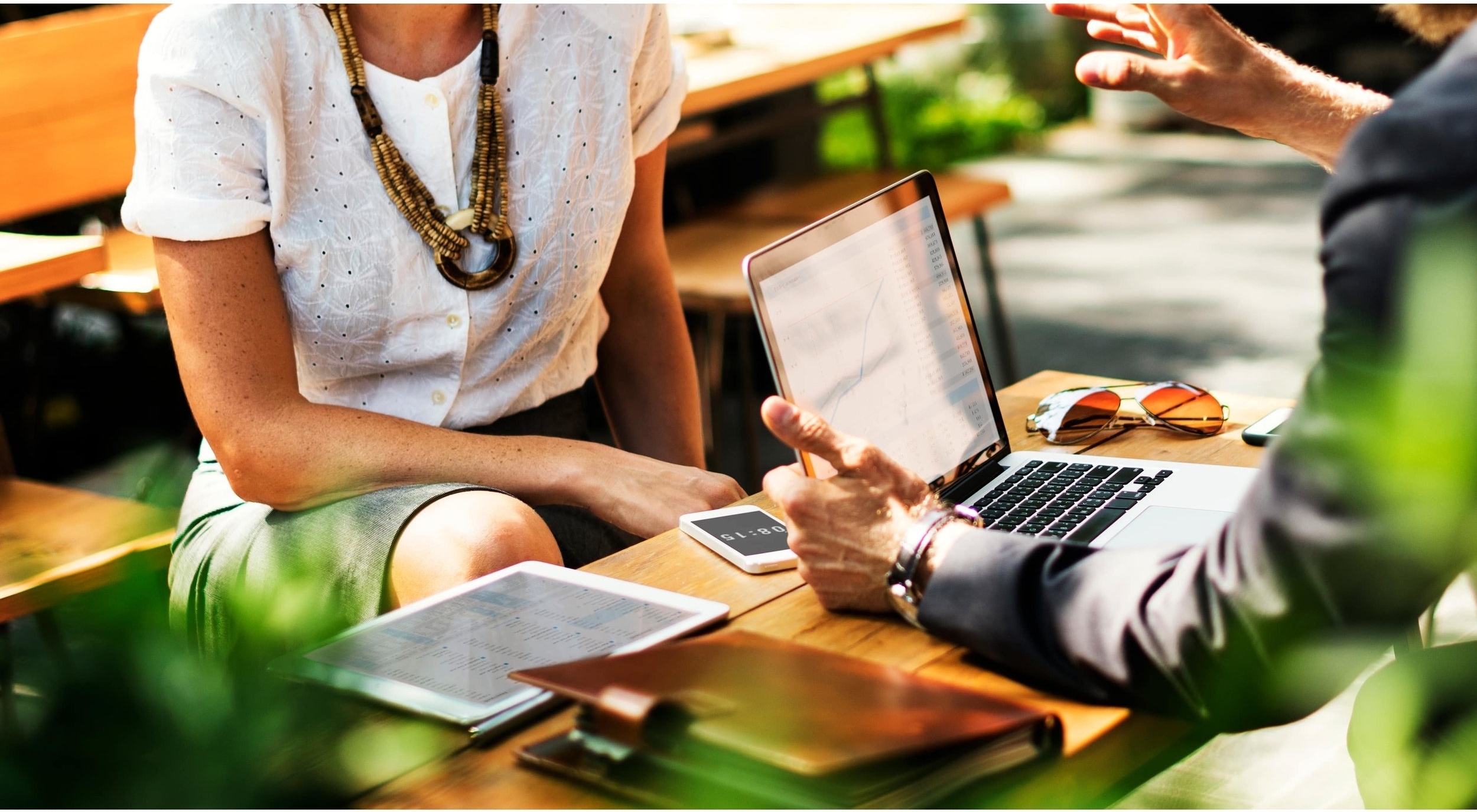business-meeting-for-bookkeeping-services-min.jpg
