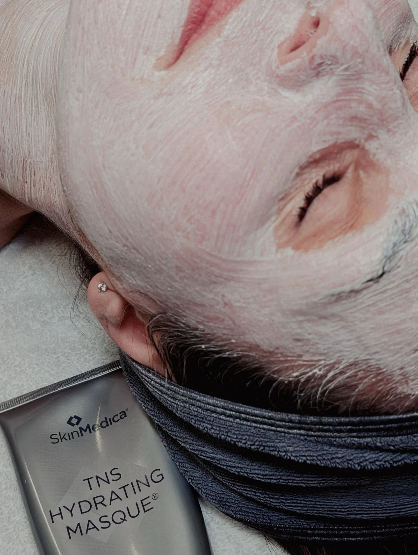 👻 The mask after the mask 👻
Did you know every DiamondGlow&reg; treatment includes a customized medical-grade masque? Hope, LA tailors it to your skin&rsquo;s unique needs &mdash; hydration, brightening, calming, or clarifying &mdash; because your 